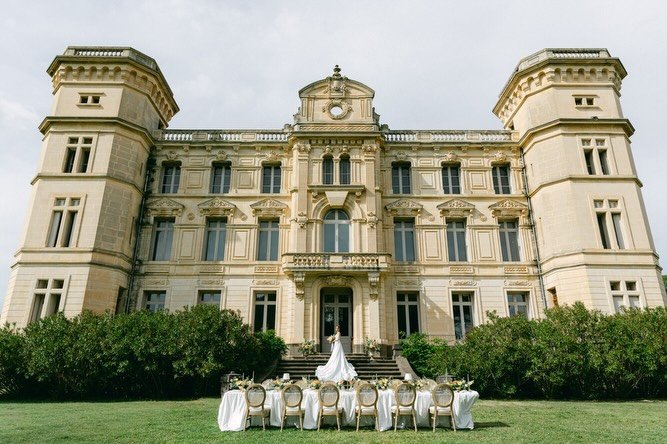 A styled shoot at Ch&acirc;teau de S&eacute;ri&egrave;ge, where everything came together in perfect harmony.
A beautiful bride, an elegant table, refined floral design, thoughtful planning, good weather &mdash; and above all, the ch&acirc;teau itself