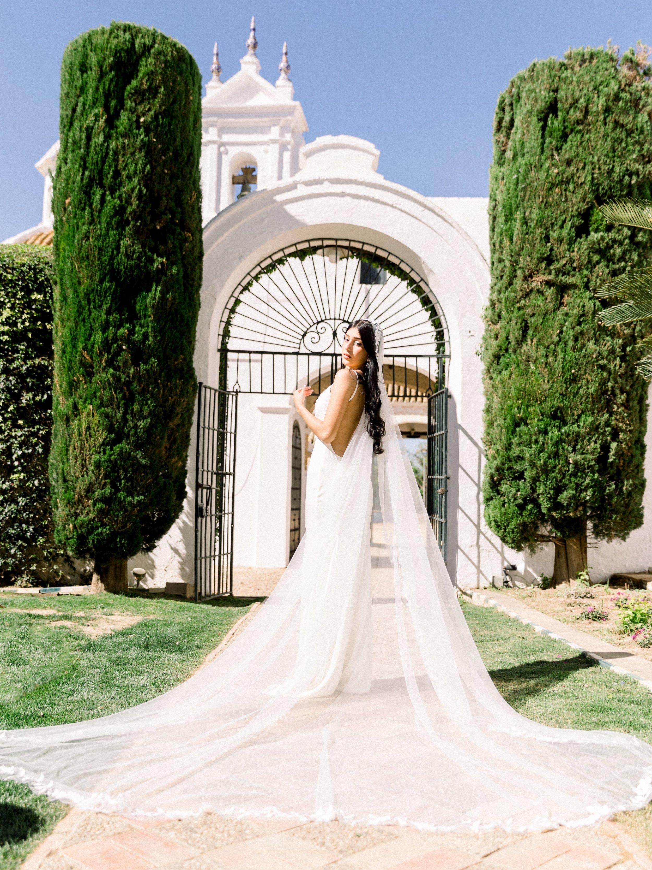 What if you chose Andalusia or Spain for your wedding? The perfect destination for an intimate elopement, far from tradition.
Sun-kissed whitewashed walls, red carnations in bloom, birdsong in the air. Soft light, warm air, and a setting that feels a