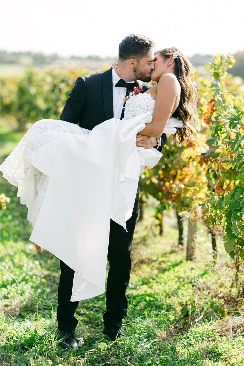 Wedding couple in the Bordeaux vineyards