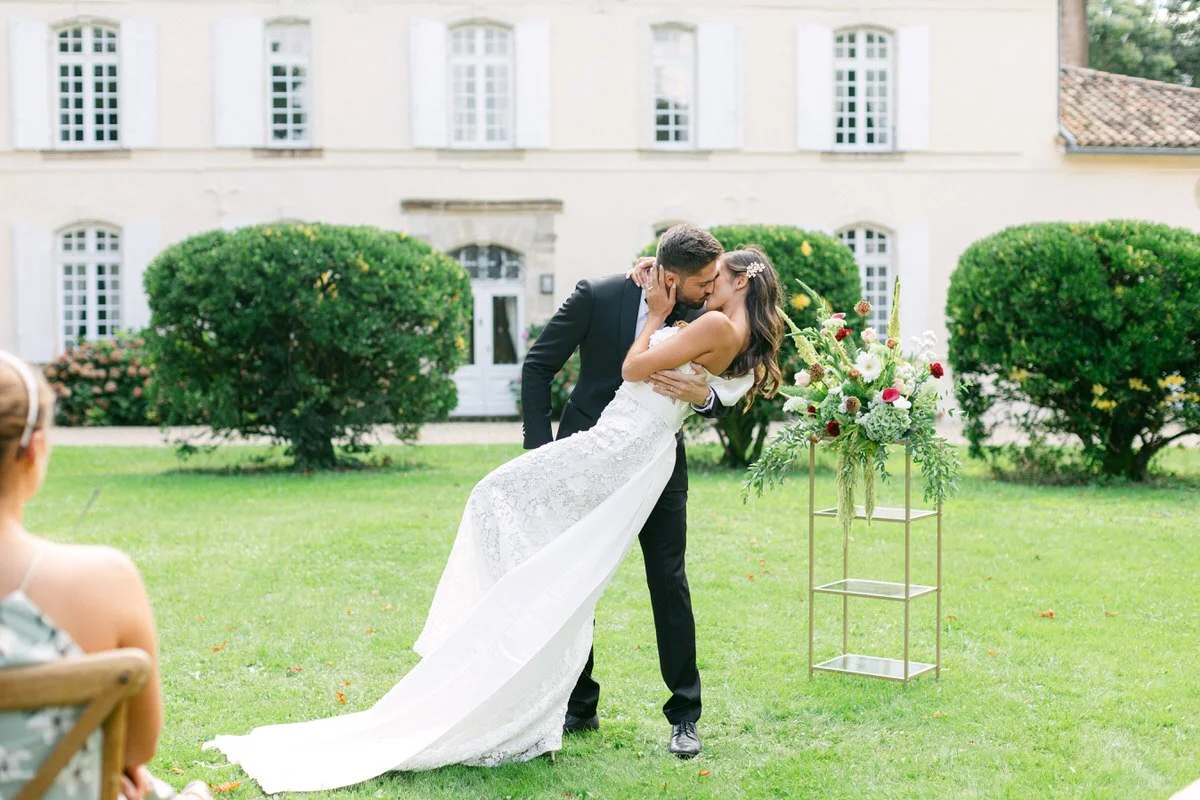 couple kissing a secular ceremony in chateau lapeyrere du tertre
