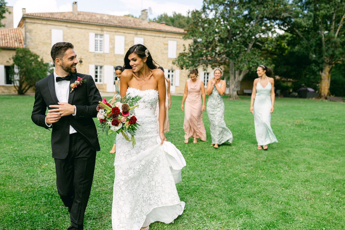 couple walking at Chateau lapeyrere du tertre