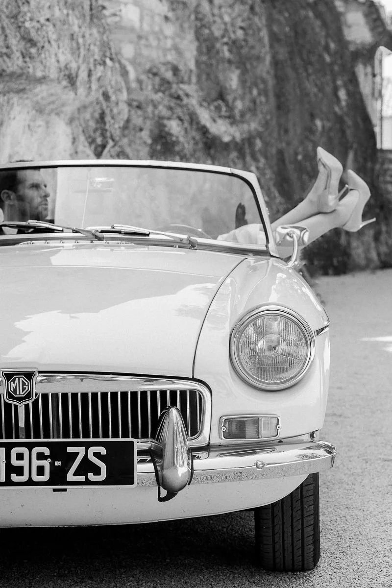 couple de mariés dans une voiture. Une mariée détendue.