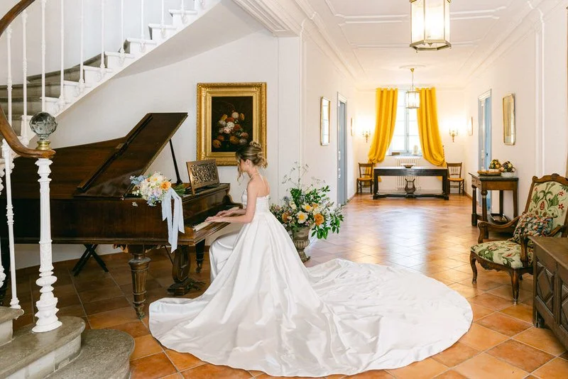 bride playing the piano in the gite of seriege