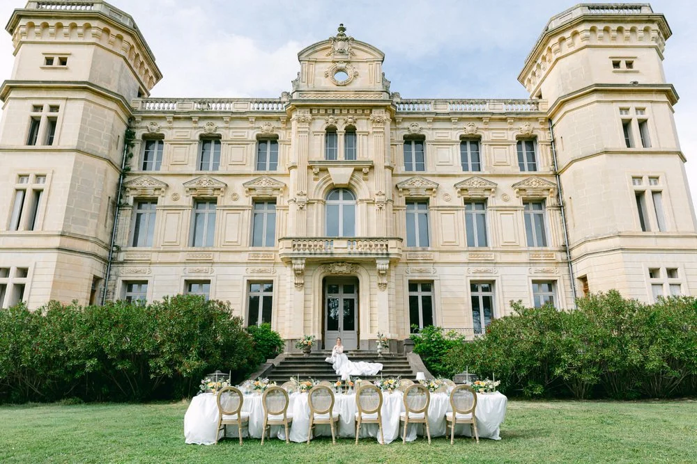 mariee sur les marches du chateau de Seriege