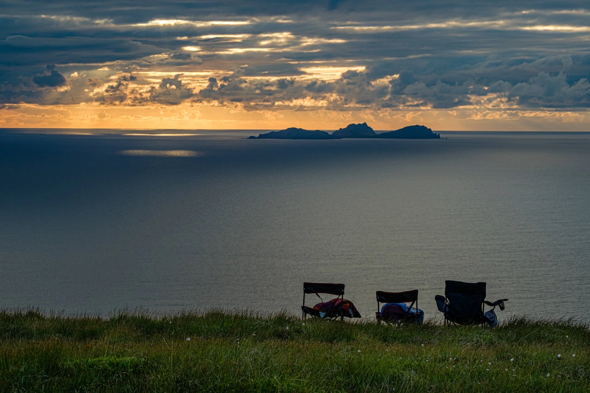 Take a seat 🌅

The evening light fades, the Atlantic stretches forever, and the Blasket Island rest quietly on the horizon.

From Geokaun Mountain &amp; Cliffs, it&rsquo;s not about rushing, it&rsquo;s about pausing, and letting Kerry work its quiet