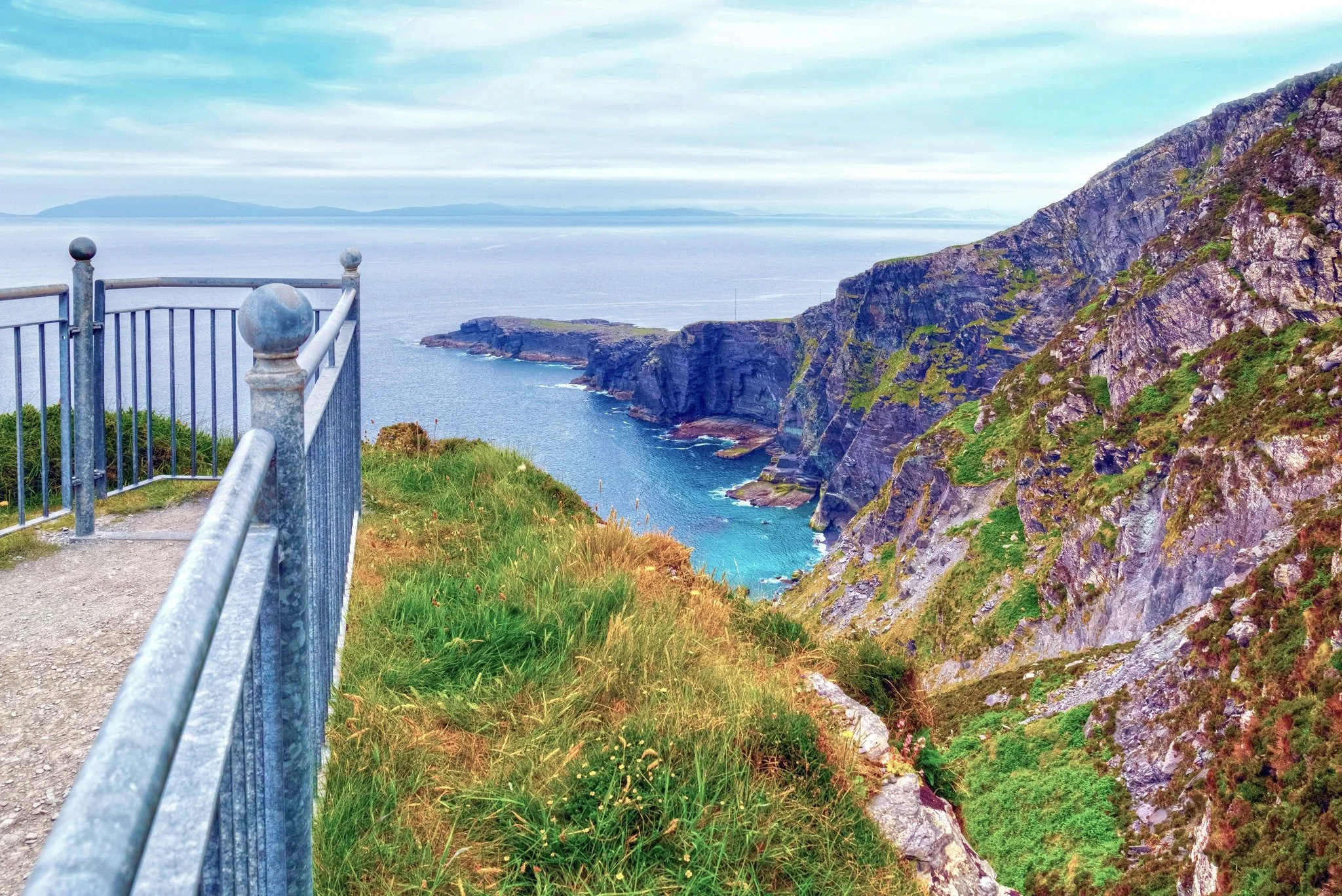Views that take your breath away 🌊

Geokaun Cliffs rise 180 metres above the Atlantic, with this viewing deck giving you a front-row seat to the drama.

Look north and you&rsquo;ll see the Blasket Islands and Dingle in the distance, with the sea str