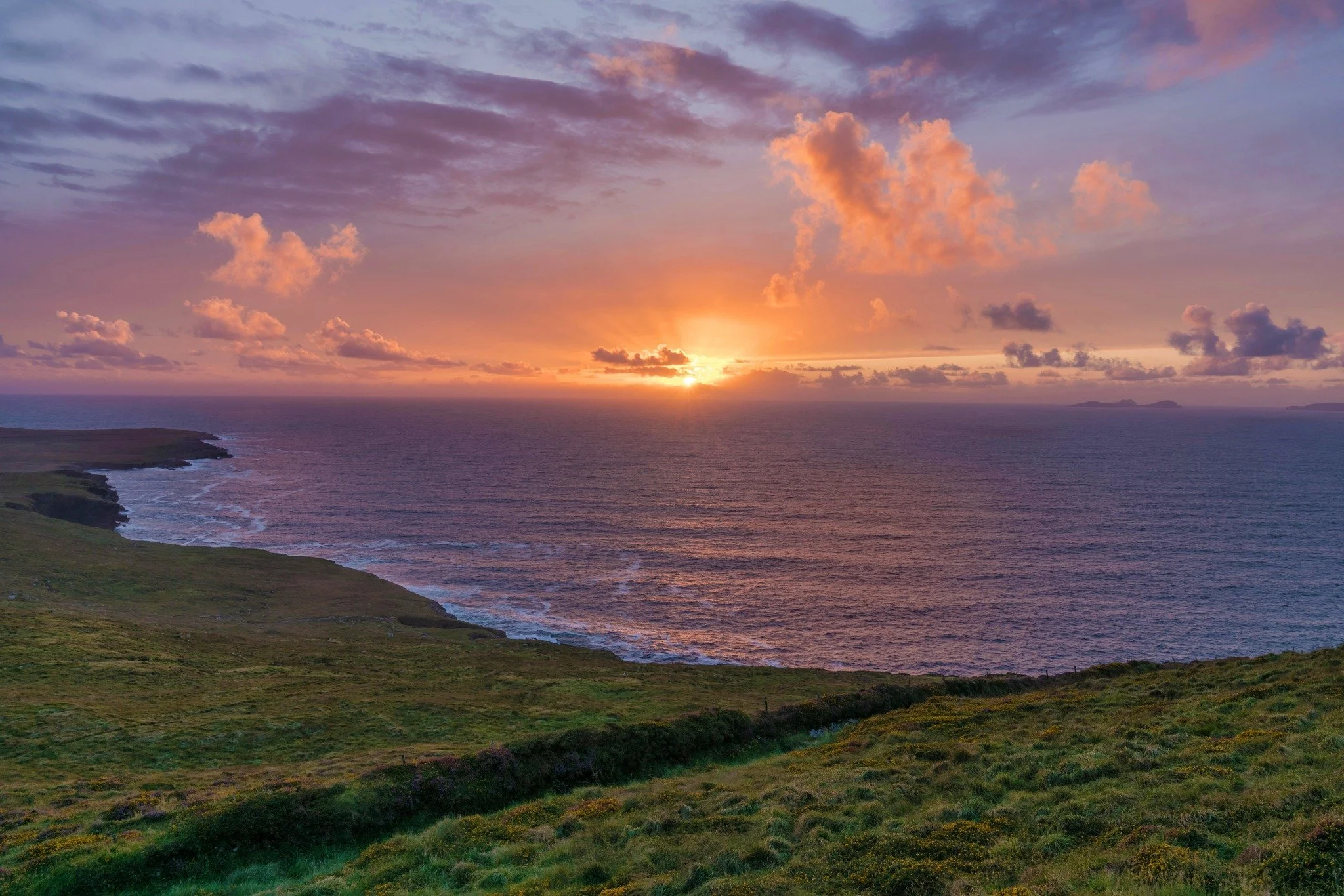 Sunset over the Atlantic 🔥🌅

Looking north from Geokaun Mountain &amp; Cliffs, you&rsquo;ll catch Dingle and the Blasket Islands off in the distance, lit up in the last light of the day.

There&rsquo;s nowhere quite like it when the sky puts on a s