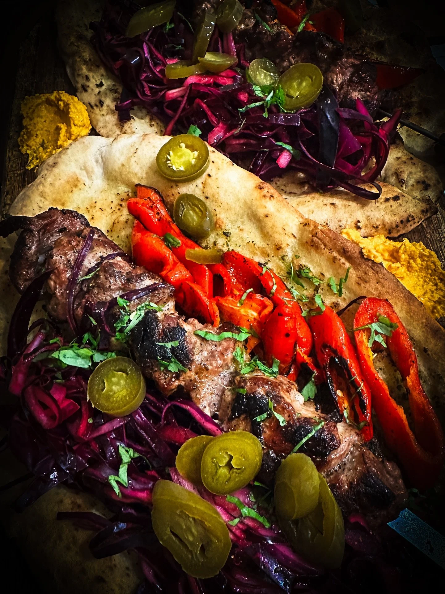 Tonight I&rsquo;m smashing out some lamb kebabs for dinner. We eat with our eyes and the colours from the roasted peppers and cabbage make this look 👌🏼 

All served on flat breads with jalape&ntilde;os and hummus 
#fridaynightdinner #kebabs #lamb