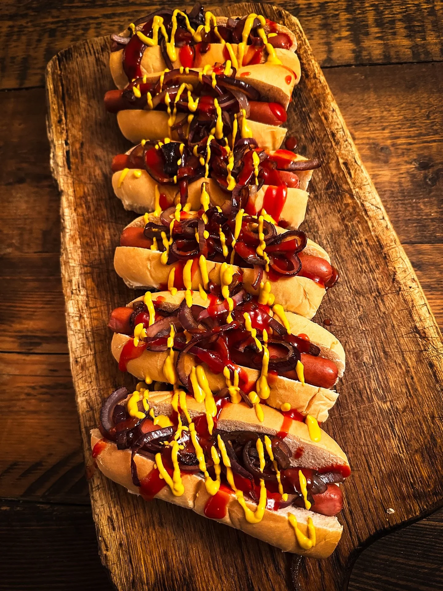 So it&rsquo;s not always steaks on a Friday night. Sometimes I genuinely can&rsquo;t be arsed and just want something quick and easy. Enter dogs in a jar 🙌🏼 

With a little bit of love you can transform them into something vaguely edible 😂
#friday