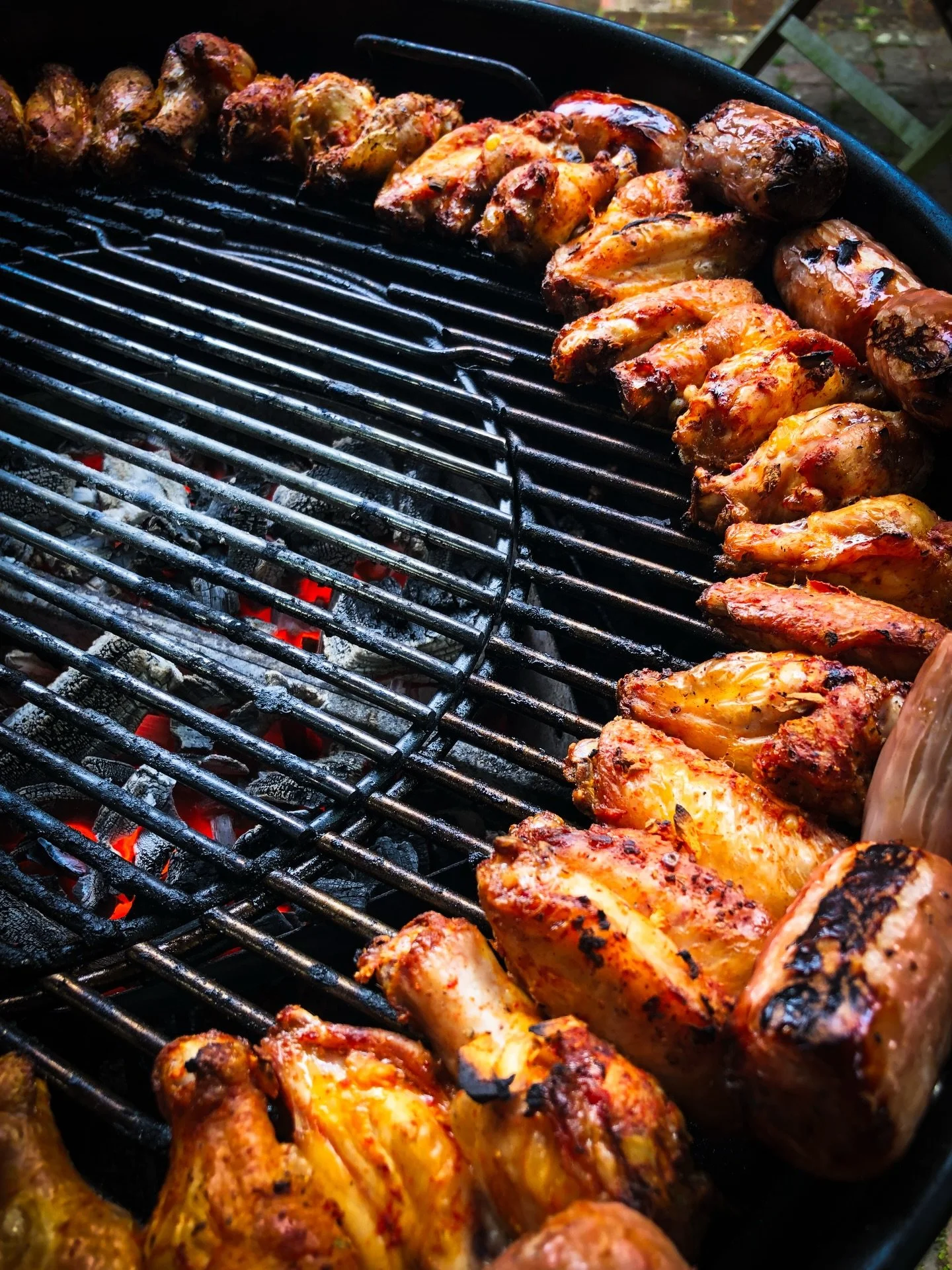 🔥 PIRI PIRI WINGS ON THE BBQ 🔥

Tonight was all about heat, smoke and proper flavour.
Piri piri chicken wings, marinated deep, kissed by flame and cooked over live fire until the skin blistered, the fat crackled and that citrus-chilli heat came ali