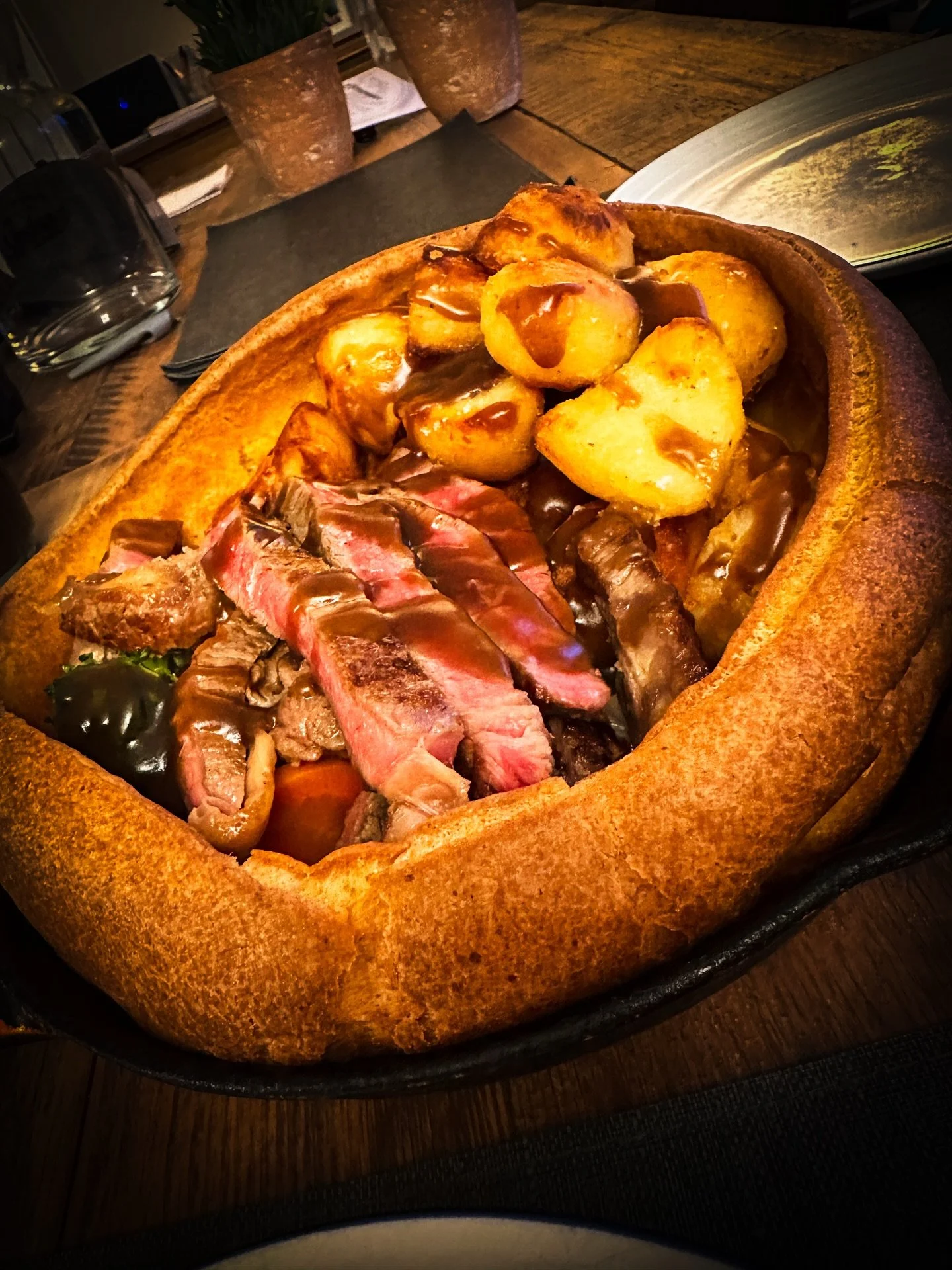 Yesterday&rsquo;s Sunday lunch was a little bit different. I decided to try out a fully loaded Yorkshire pudding with all the trimmings 🙌🏼 banging&hellip;.
.
.
.
#sunday #sundaylunch #comfortfood
