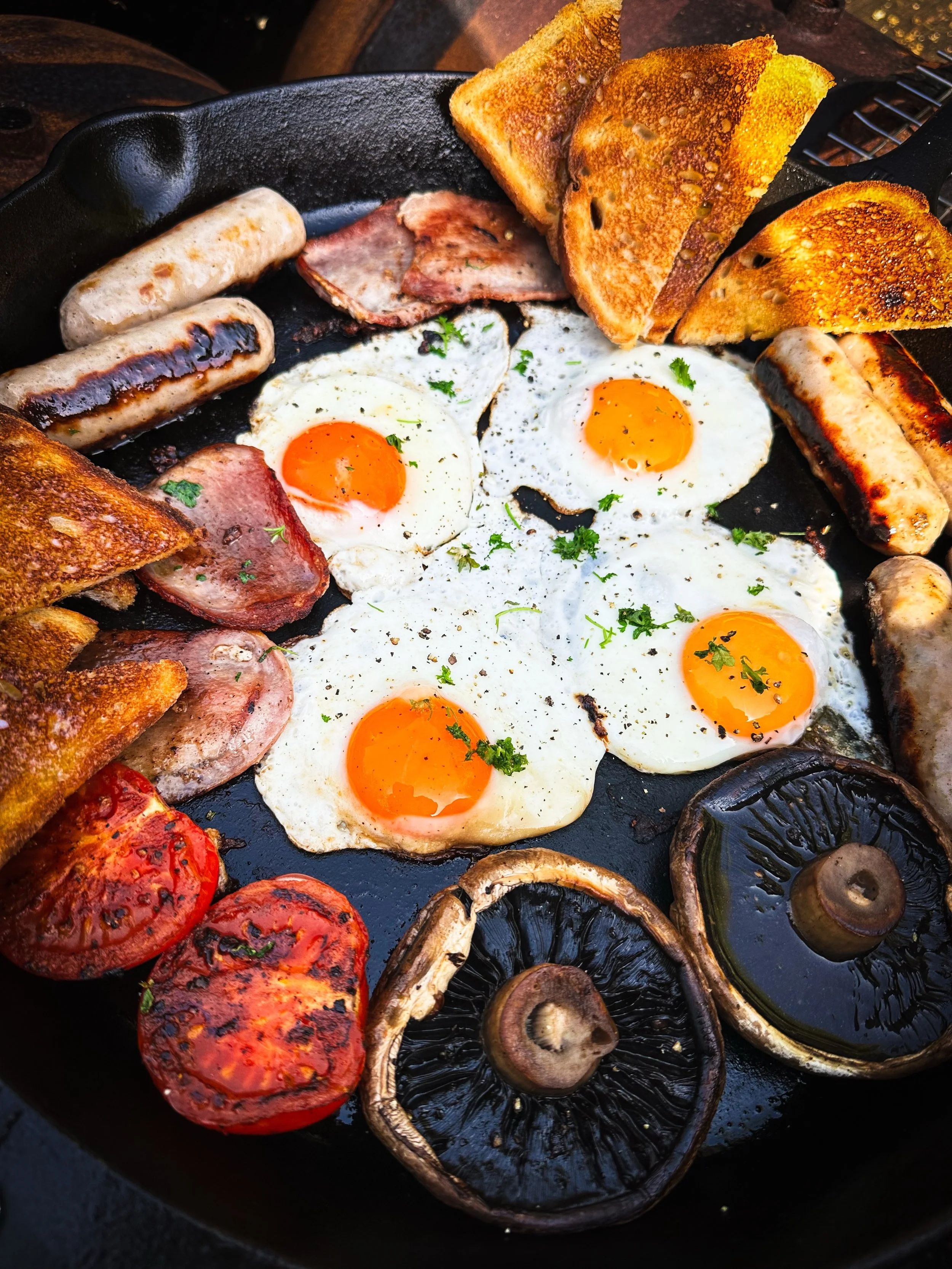 Bank holiday weekends were made for this.
Cast iron sizzling away, bacon crackling in the pan, eggs catching the edge of the heat, and the smell of coffee drifting through the air before most people are even awake.

No fancy brunch spots.
No bookings