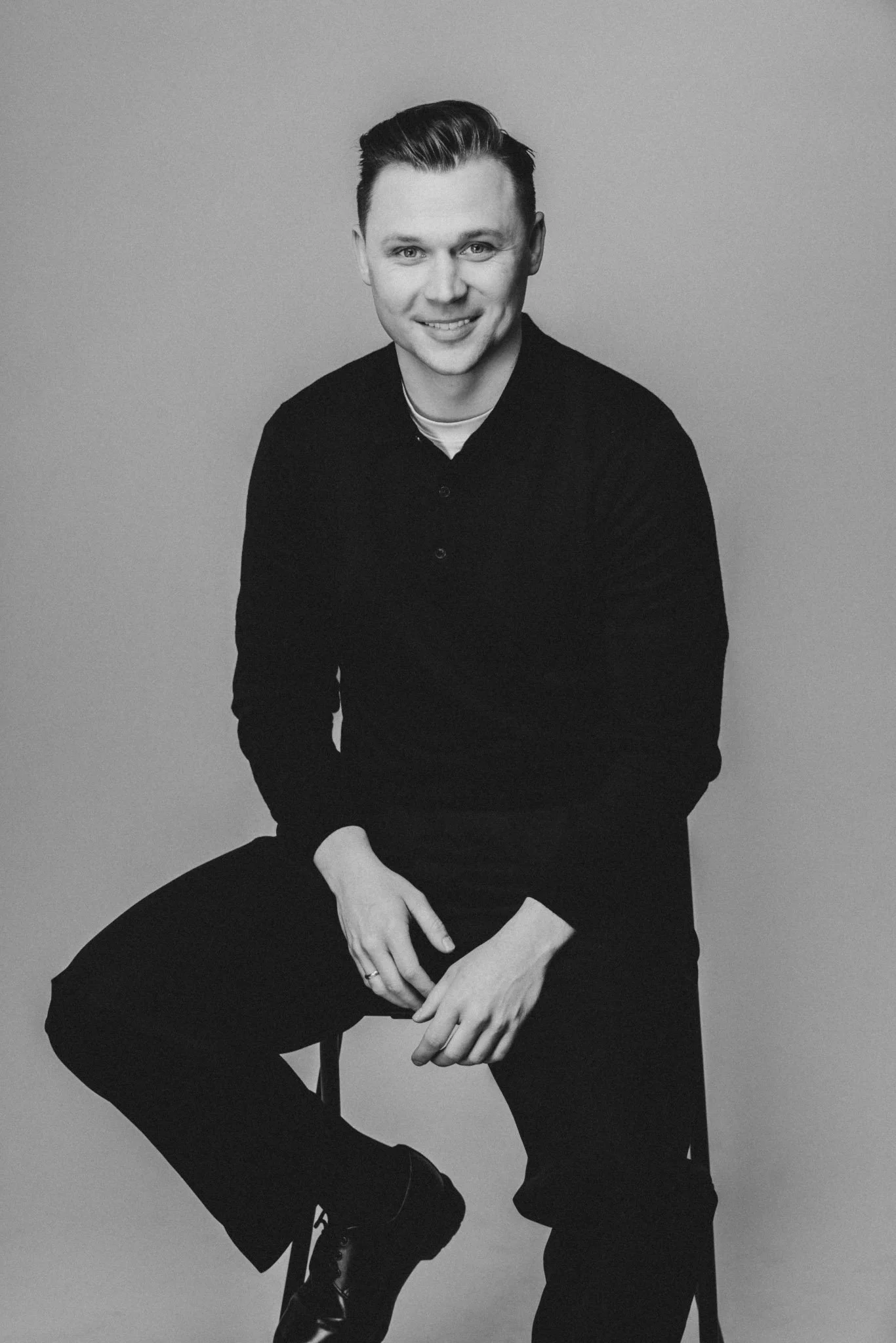 Dawid Krawczyk, dziennikarz i konsultant medialny, portret studyjny