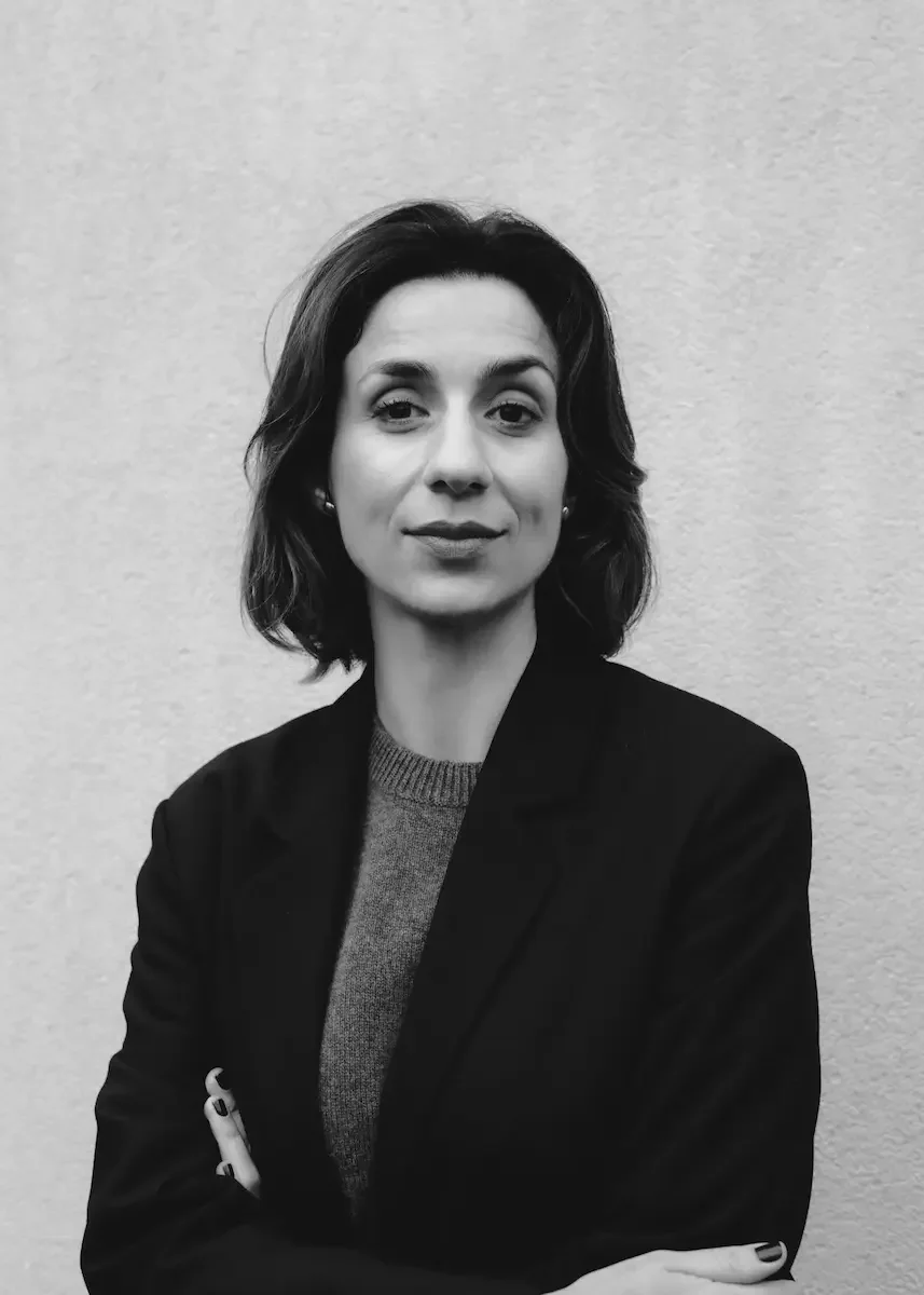 Gościni podcastu Optimum, portret psycholożki Cvety Dimitrovej w czerni i bieli