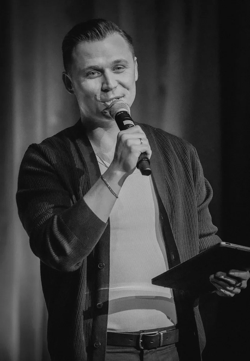 Dawid Krawczyk jako konferansjer prowadzący wydarzenie na scenie