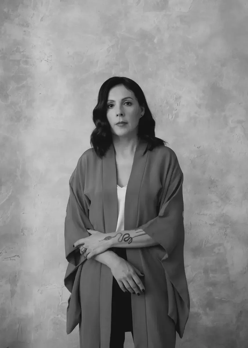 Gościni podcastu Optimum, portret psycholożki Marty Niedźwieckiej w czerni i bieli