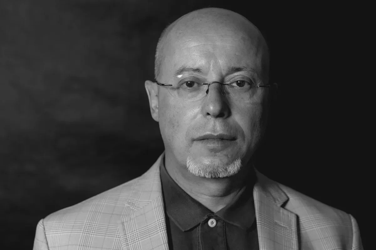 Gość podcastu Optimum, portret filozofa i eseisty prof. Andrzeja Ledera w czerni i bieli