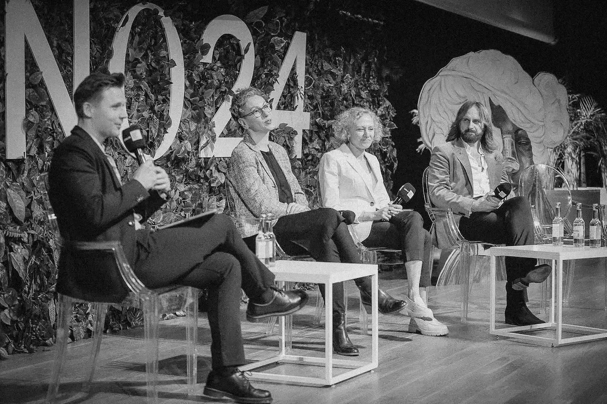 Dawid Krawczyk prowadzący debatę panelową podczas wydarzenia publicznego