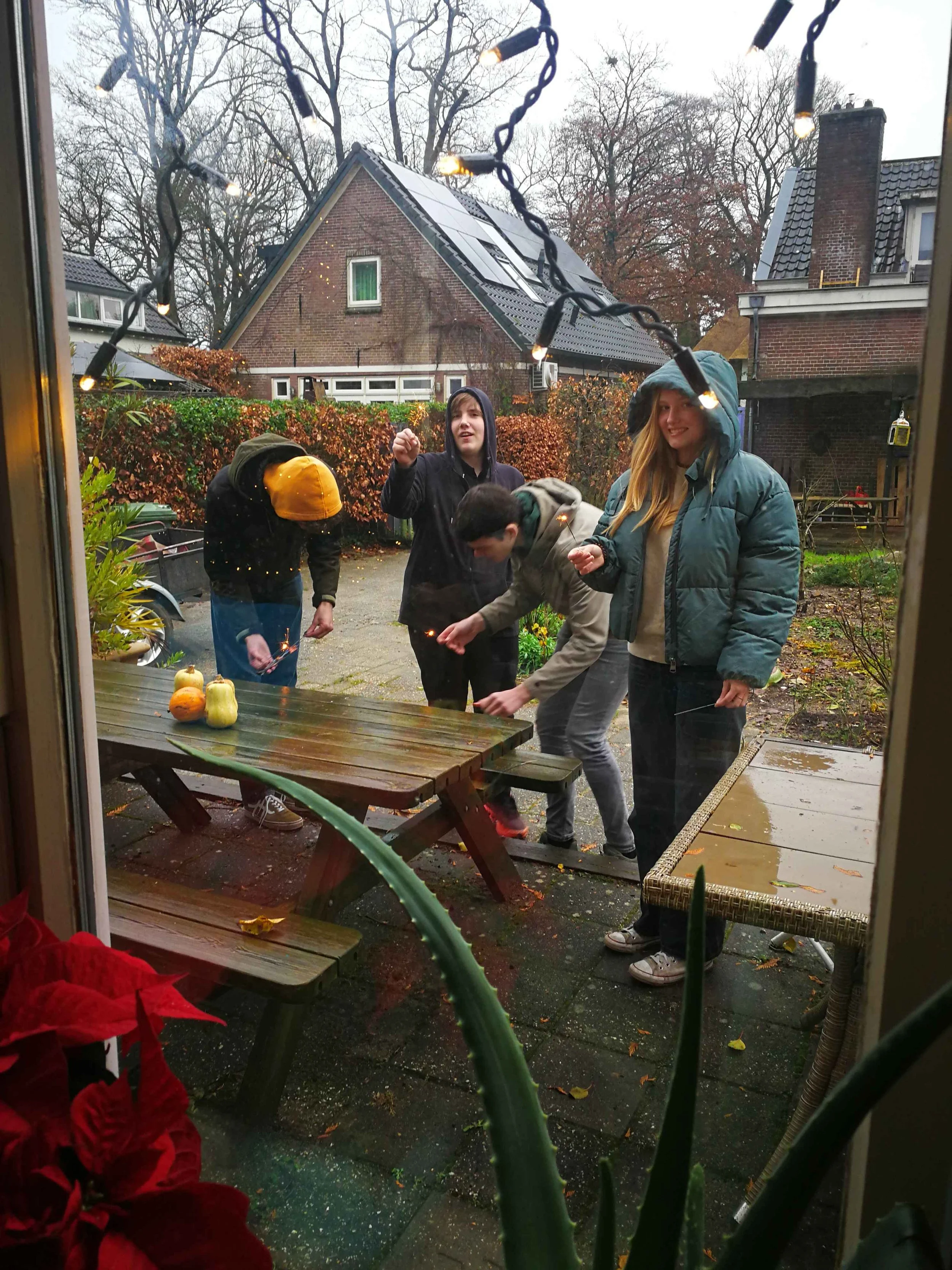 Jongeren op de binnenplaats van de Ponderosa