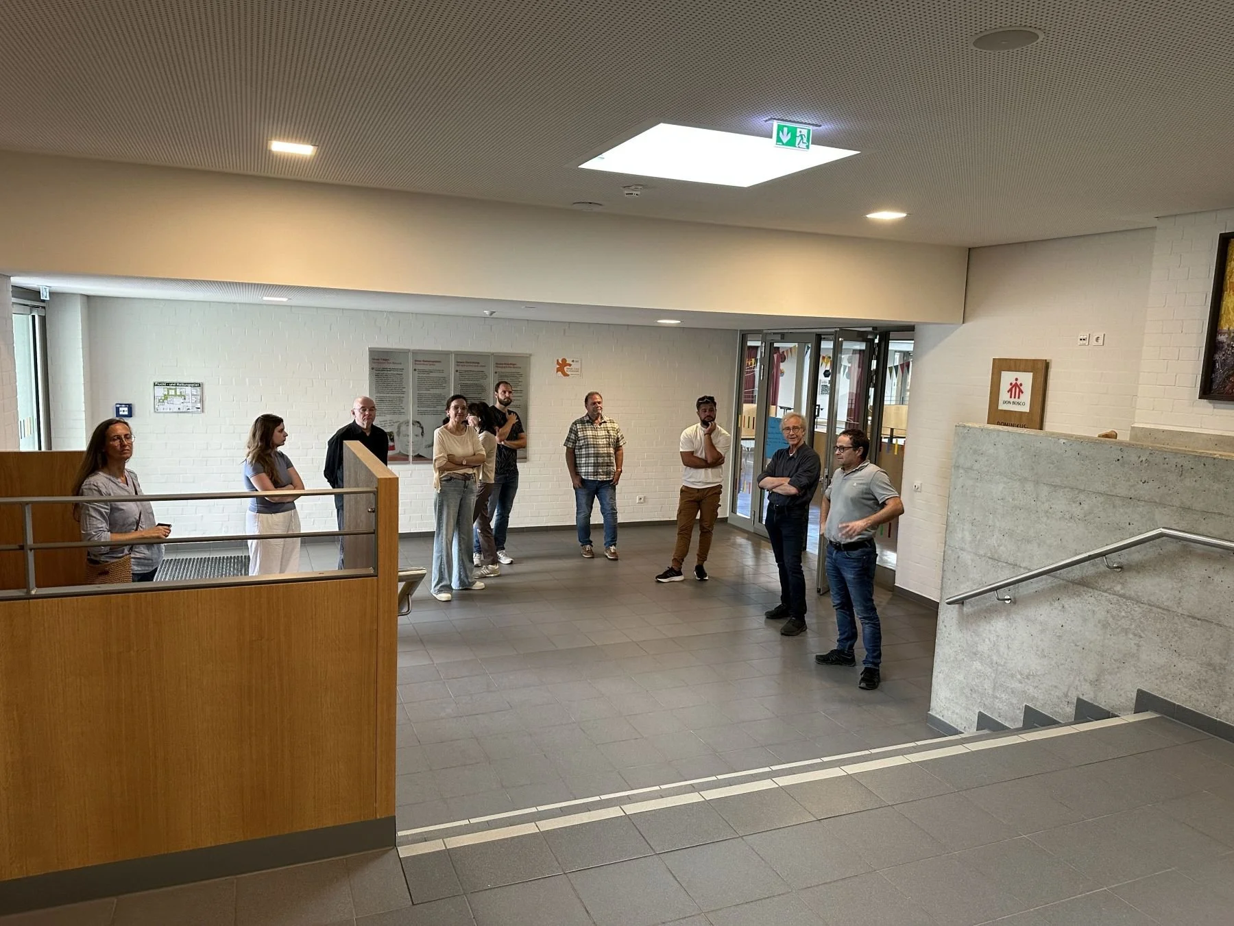 Gruppe von Menschen in einem Foyer.