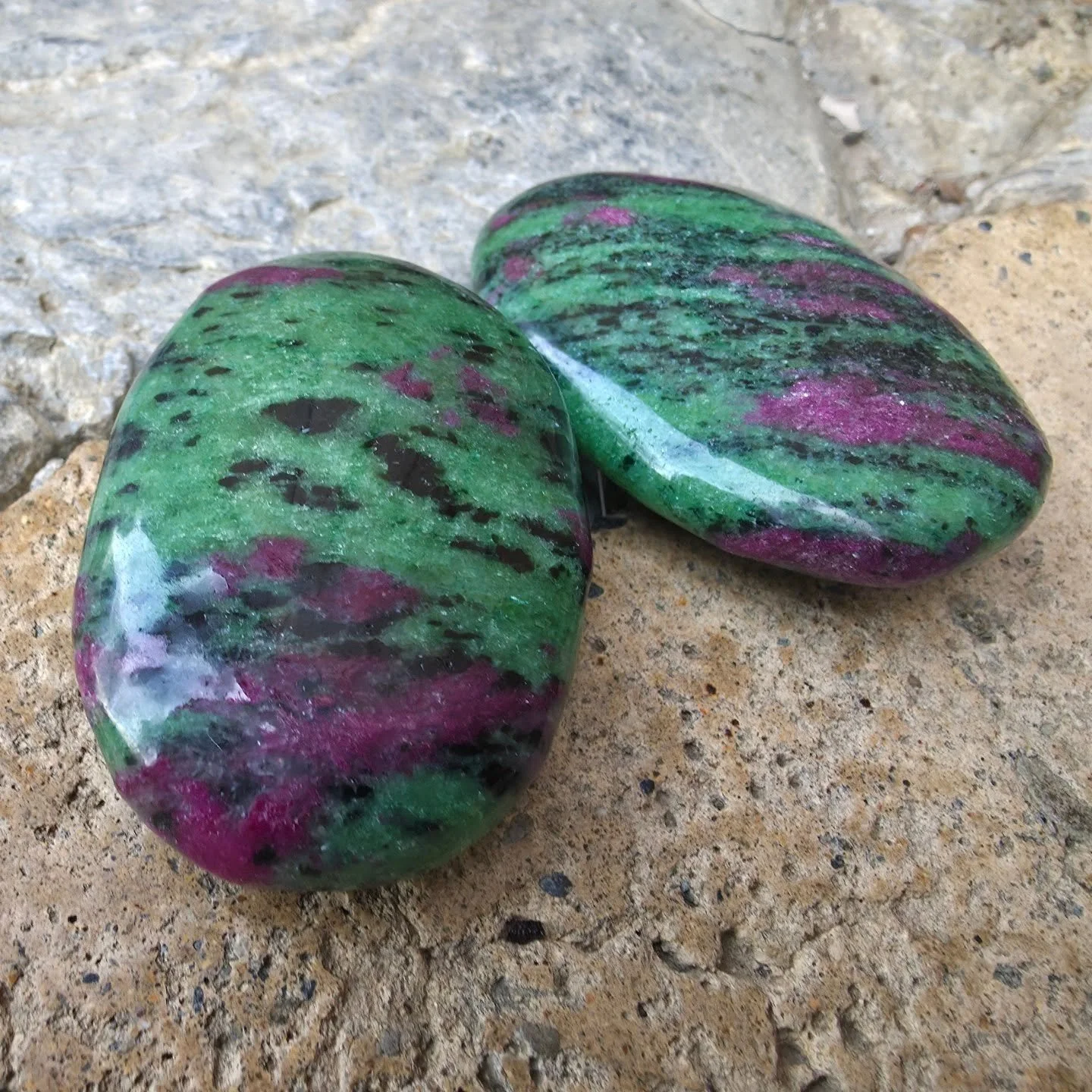 Nature&rsquo;s boldest duo! 🌿🩷 Ruby Zoisite is a striking fusion of fiery red Ruby and earthy green Zoisite. This stone perfectly balances raw passion with deep grounding, boosting your vitality while keeping you centered. It&rsquo;s the ultimate t