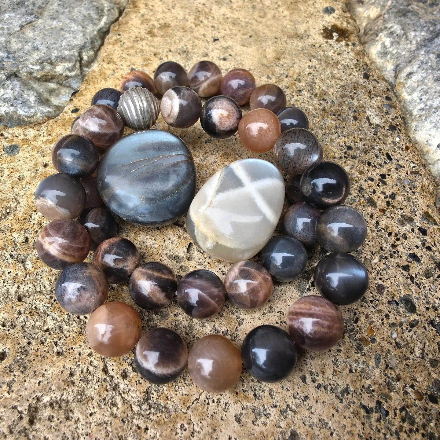 Black moonstone is often referred to as the "Stone of the New Moon." While it shares the "Divine Feminine" energy of traditional white moonstone, its dark hue shifts its focus toward grounding, protection, and the "shadow&quo