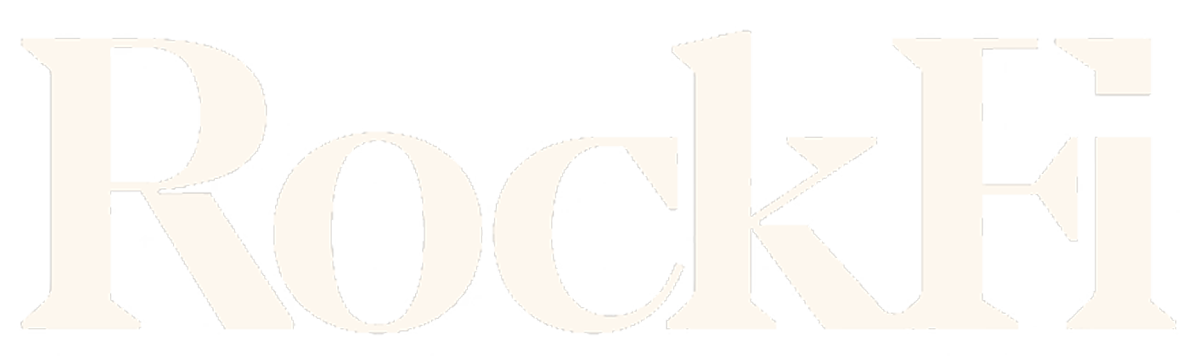 Le logo de l'entreprise RockFi de couleur beige.