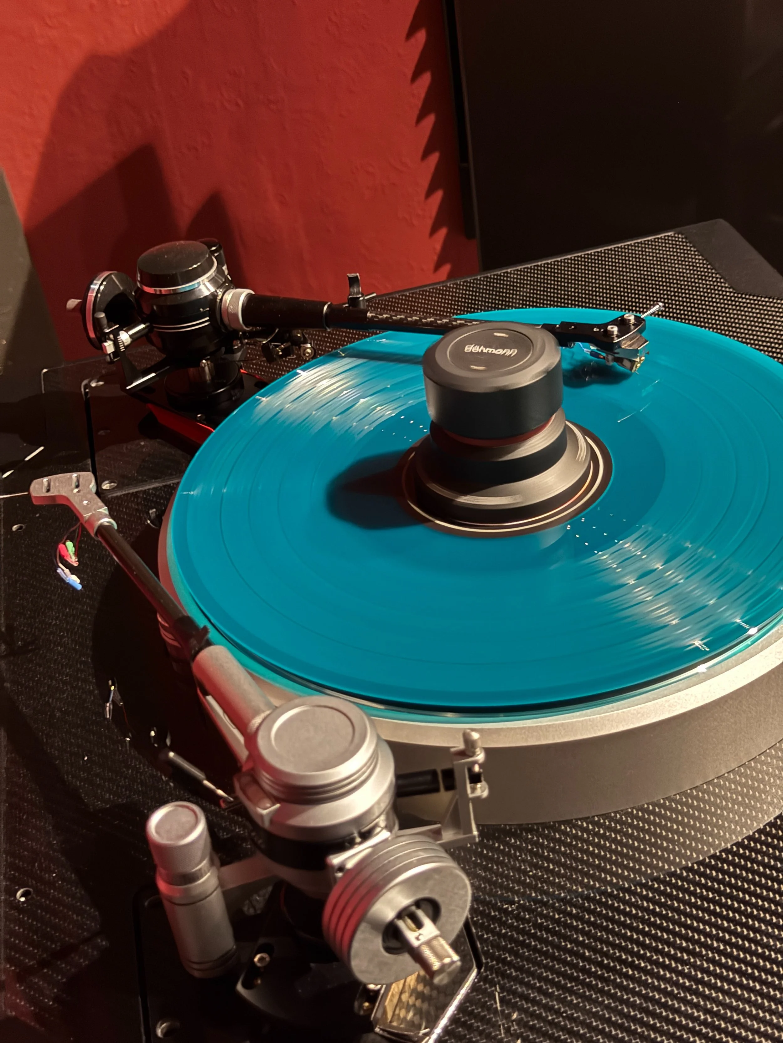 The new @graham_engineering Phantom CF Platinum is here&hellip; and what a stunning tonearm it is.

The Platinum takes everything I&rsquo;ve always admired about the Phantom series&mdash;the beautifully precise adjustability, patented Magneglide magn