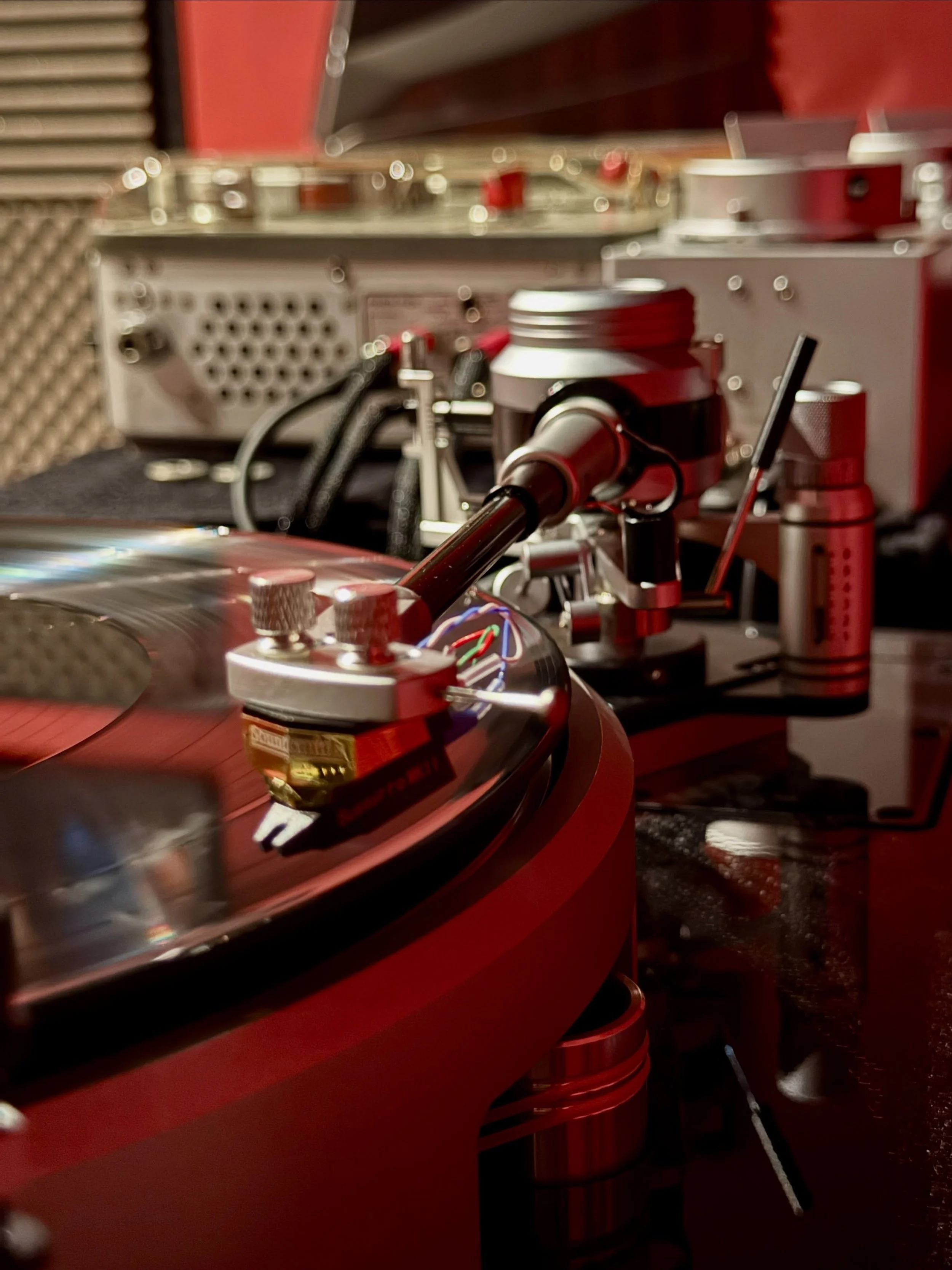 Two cartridges. Two very different ways of enjoying a record.

I recently added a @soundsmith.analog Sussurro MkII to the @graham_engineering Phantom Elite on my Dohmann Helix one, specifically because I wanted something different from the Lyra on my