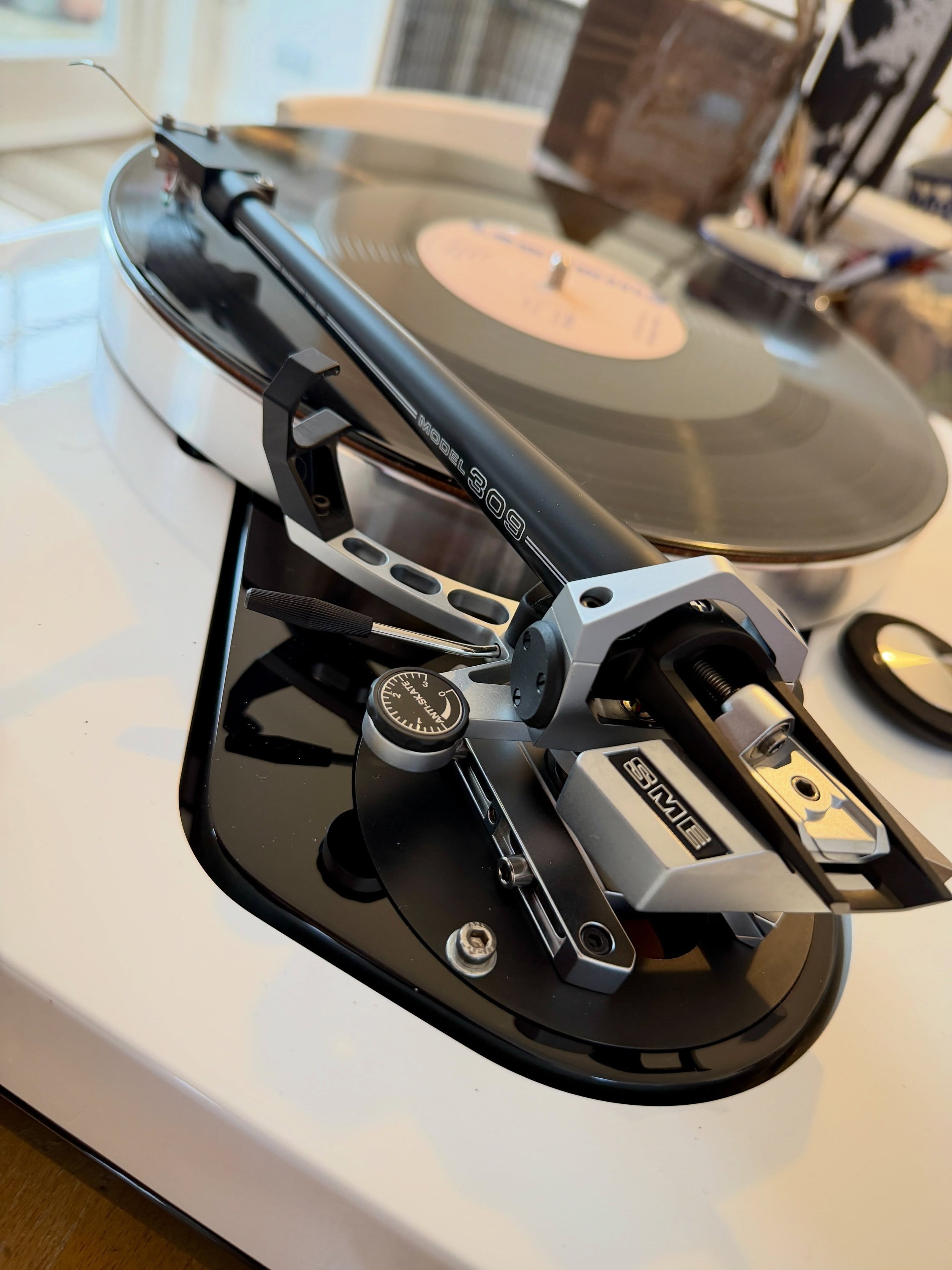 Roksan, SME and Lyra. A rather lovely combination.

A new analogue front end for a longstanding client, featuring the @roksanaudio Xerxes 20 Plus turntable with VSC2 power supply and phono stage, @sme_limited_uk 309 tonearm and Lyra Kleos moving-coil