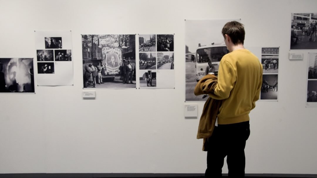 Virtual zoom tour exhibition &lsquo;1983&rsquo; 
and conversation with artist 
Alan Van Wijgerden and @artriotcollective.
Tuesday 28th April at 3.30pm- 4.30

Schedule: 
3.30- 3.45 Arrive in zoom settling in zoom online space and introduction
3.45- 4p