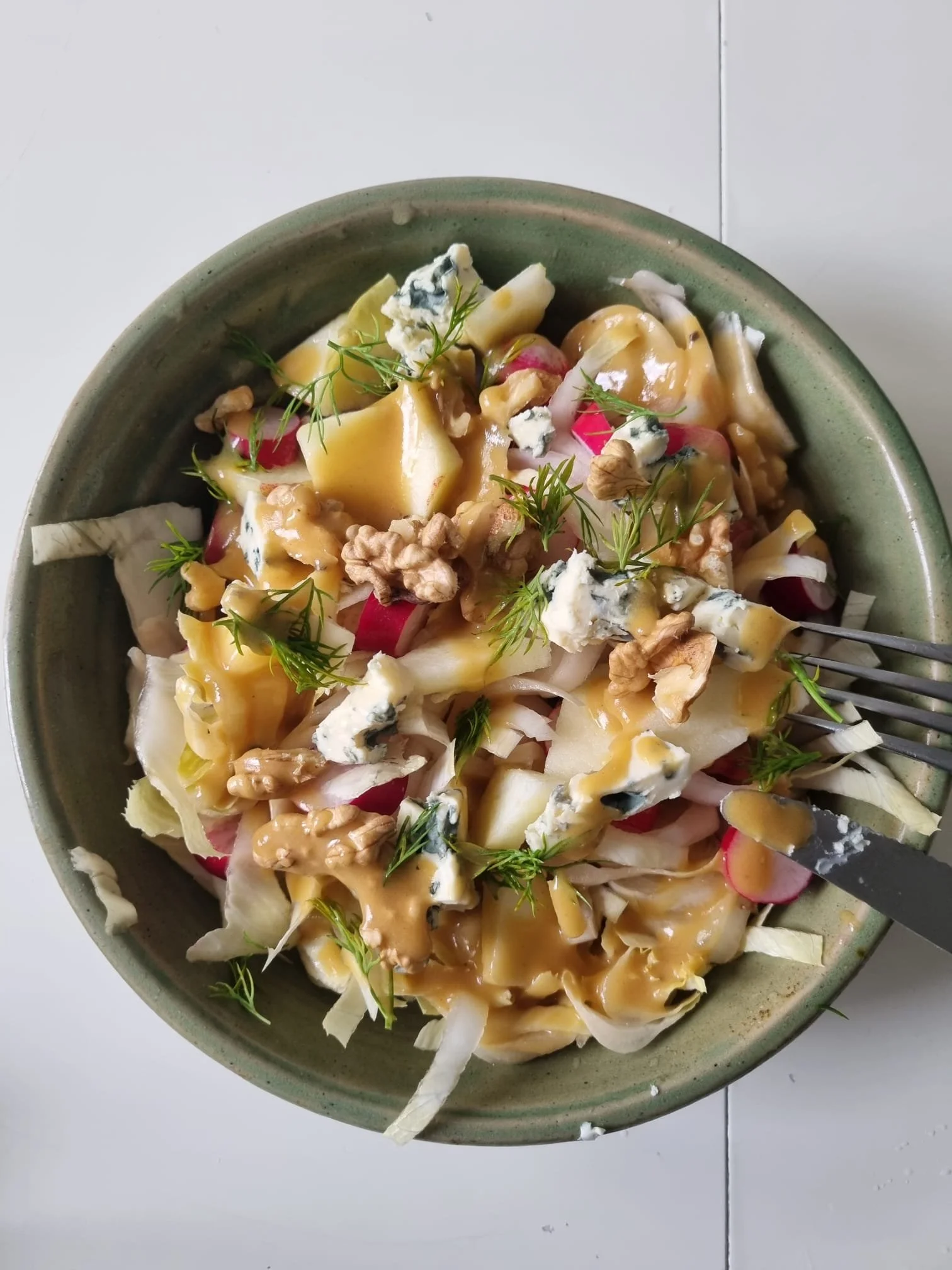 "Salade endives / roquefort / radis / aneth / pomme / cidronette