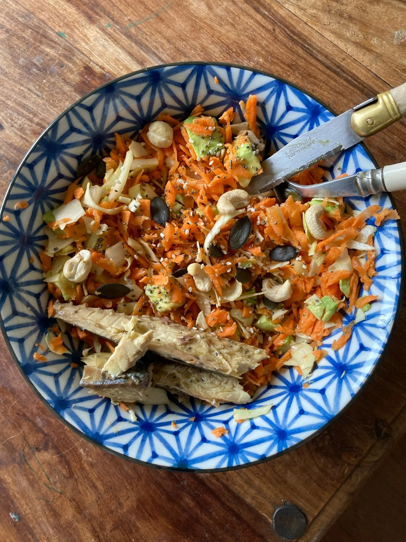 "Carottes râpé, choux blanc et avocat + graines et cidronette ! Cétait parfait et ce soir c'est ENFIN pizza chou-fleur-Mozza de Gaby !"