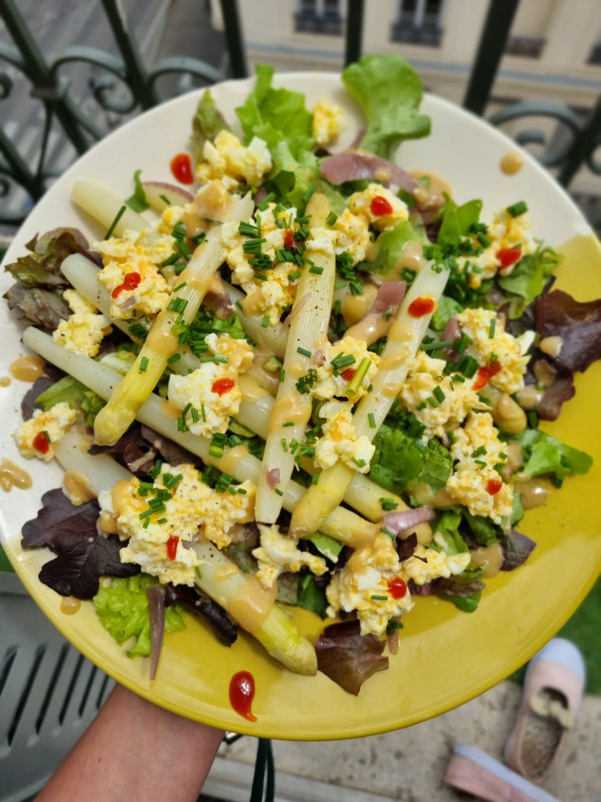 "Asperge (ça marche avec le poireau) oeuf mayo salade ciboulette vinaigrette oignons pickles"