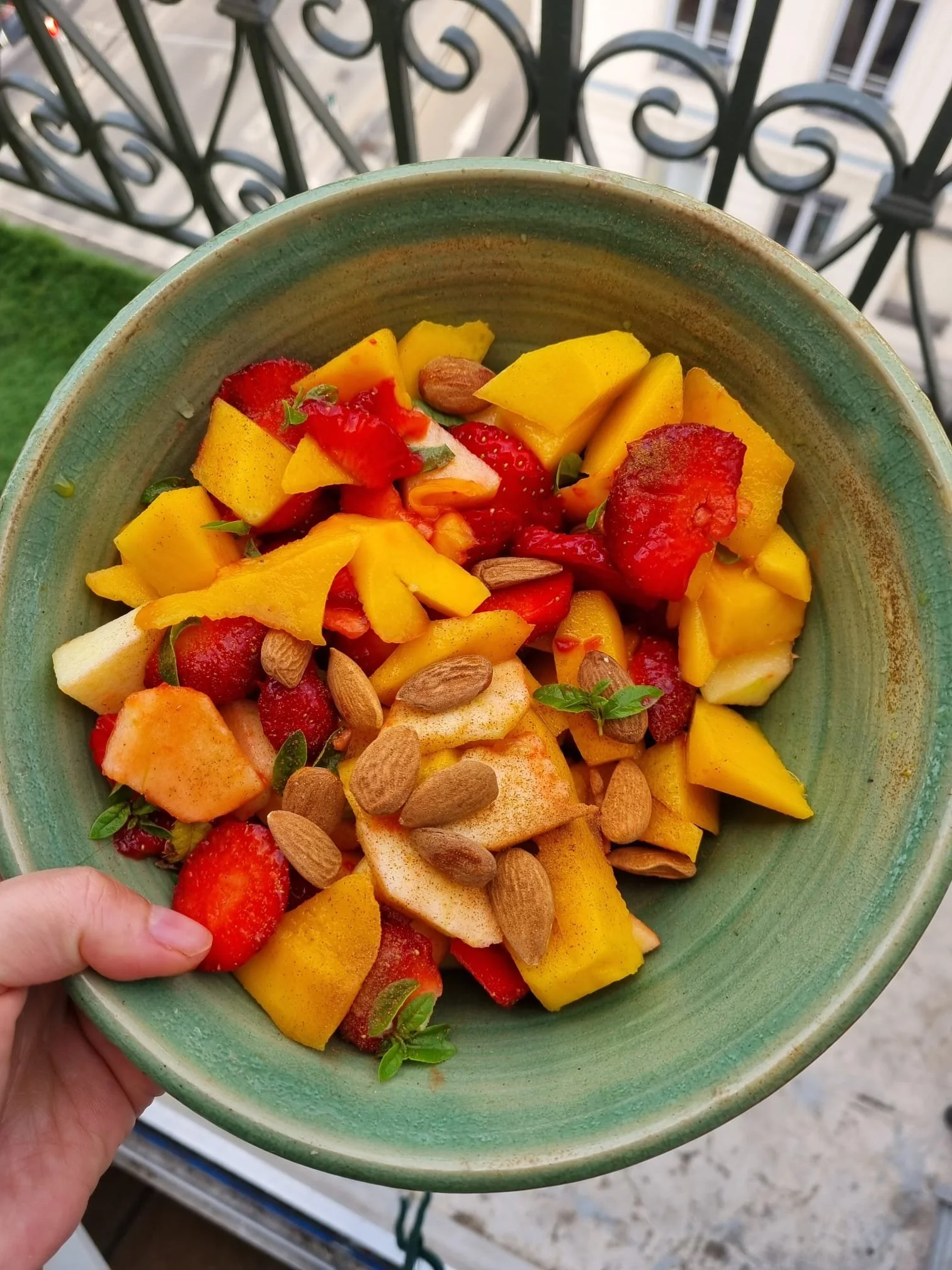 "Salade de fruits : mangue fraises pomme verveine citron vert. Amande +cannelle"