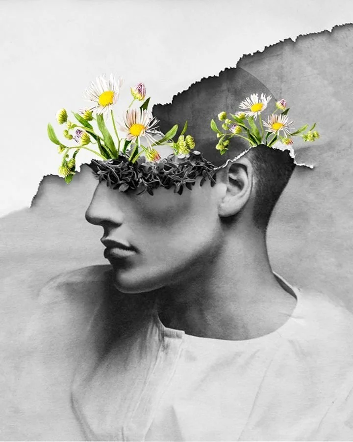 Un portrait en noir et blanc d'une femme avec une partie de sa tête déchirée, dont le dessus s'ouvre comme un trou, laissant apparaître un mélange de fleurs et de végétation à l'intérieur.