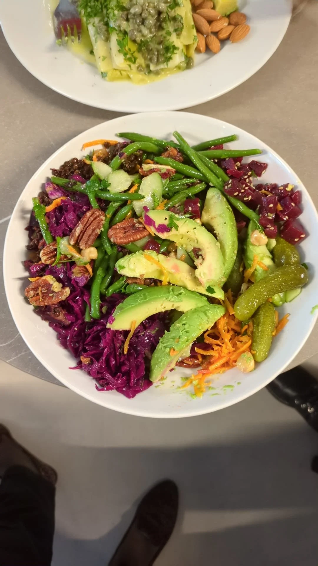 "Et voici mon déjeuner : avocat, lentilles, betteraves, graines et cornichons"