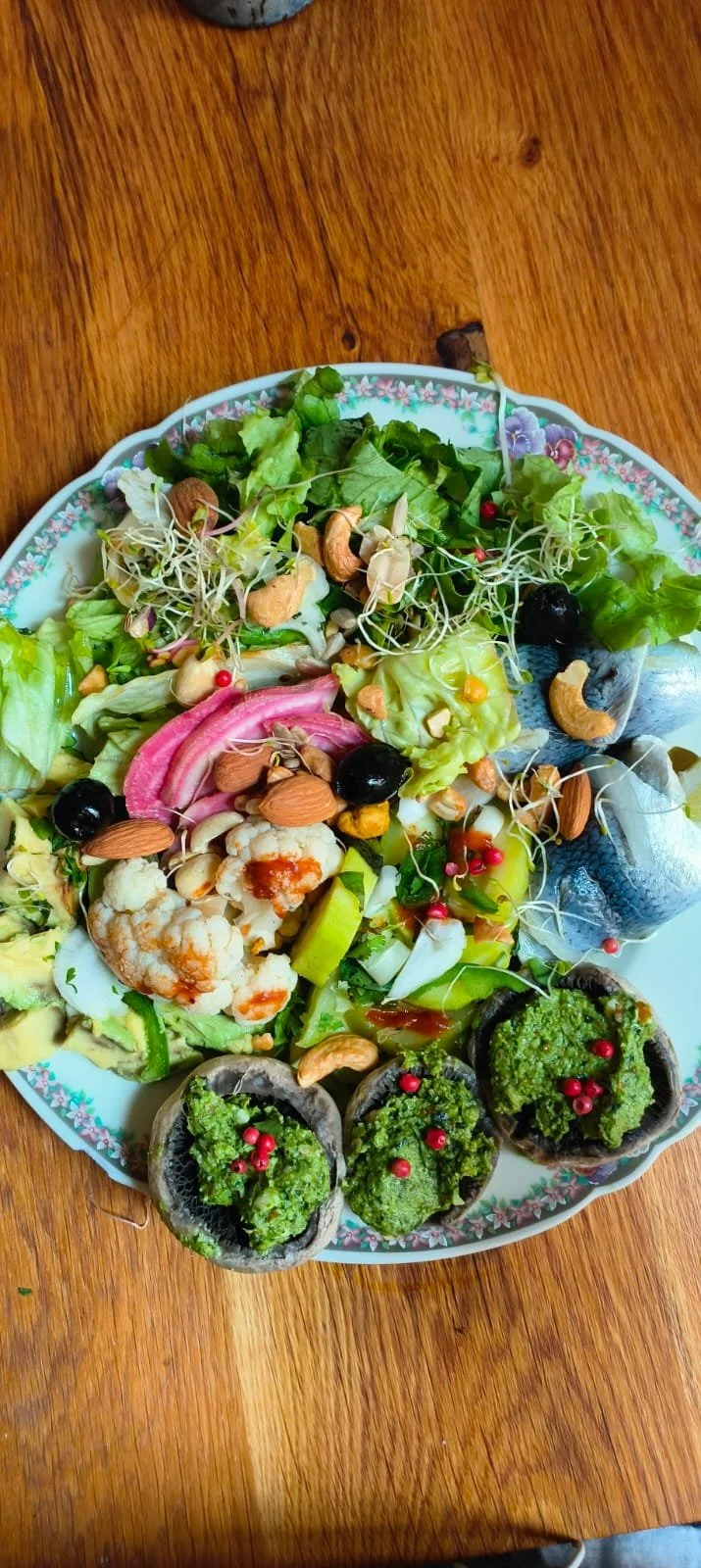 "J'ai mis les restes du frigo, ça donne : salade, cidronette, champignons au pesto d'herbes, chou-fleurs/courgettes avec une sauce piment fumé (épicerie), betterave crue, des graines, rollmops, avocat, olives noires...un jardin quoi :)))"