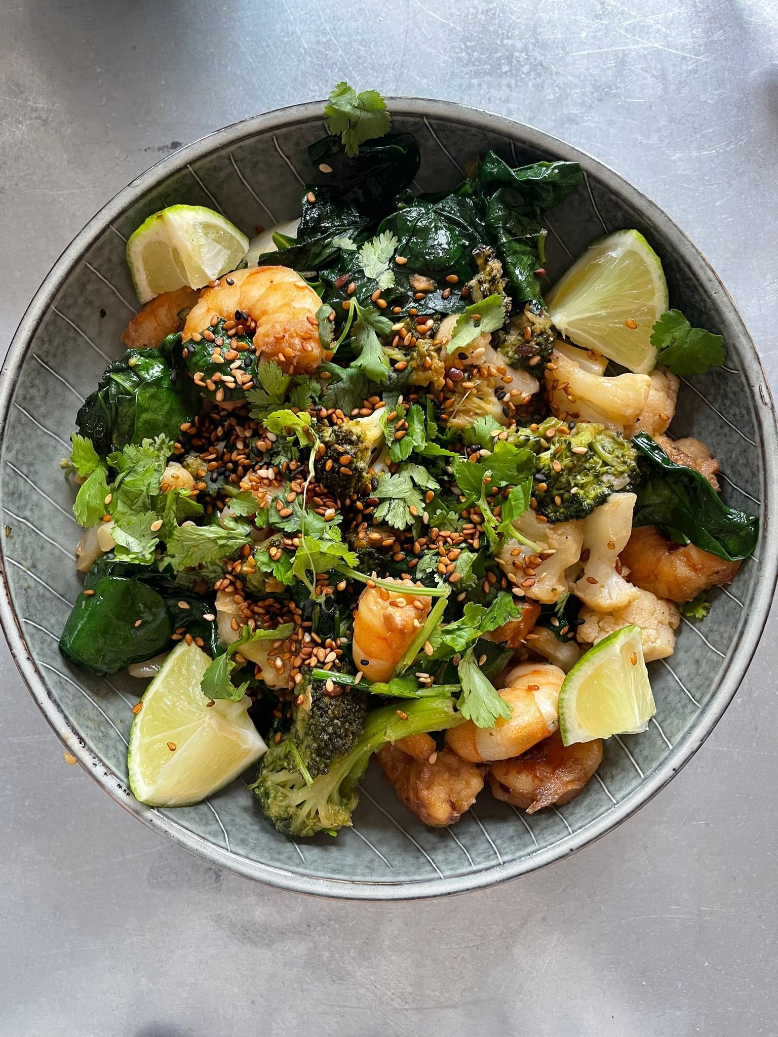 "Wok de crevettes soja / gingembre citron vert avec des jeunes pousses d'épinard et reste de brocolis d'hier huile de sésame grillé + graines de sésame et lin"