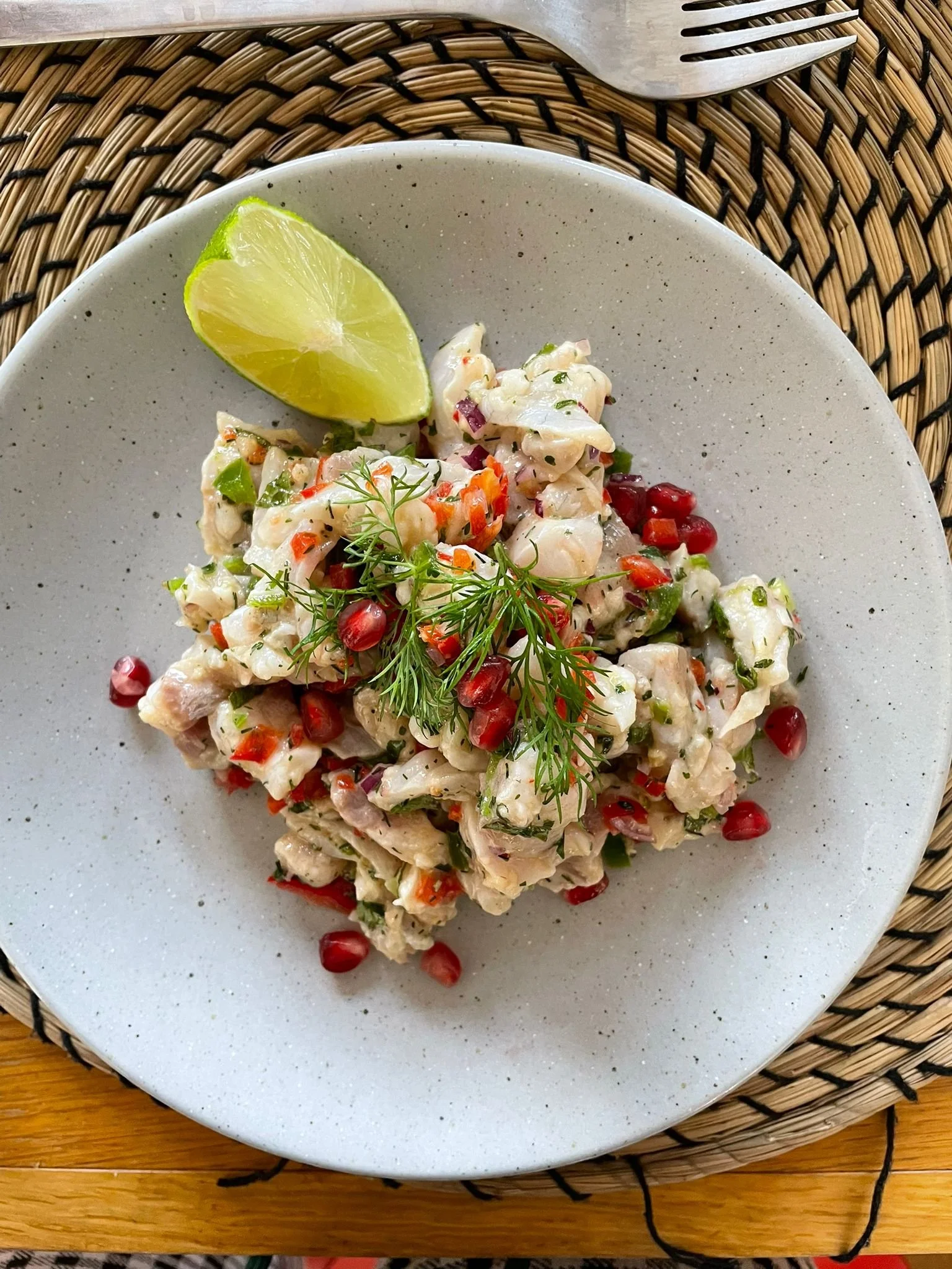 Fruits de mer avec concombre, grenade, herbes et citron vert