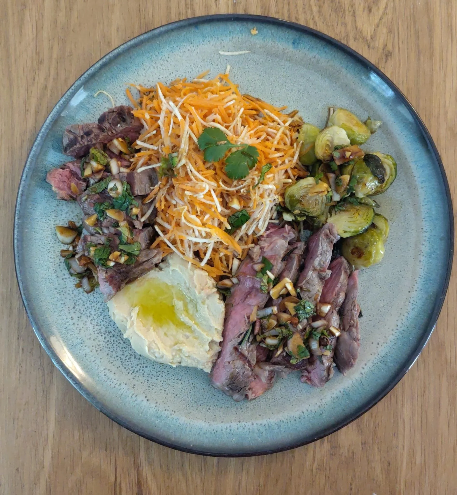 "Côte de boeuf façon tigre qui pleure, choux de bxl rôtis, carottes et céleri râpé, houmous"