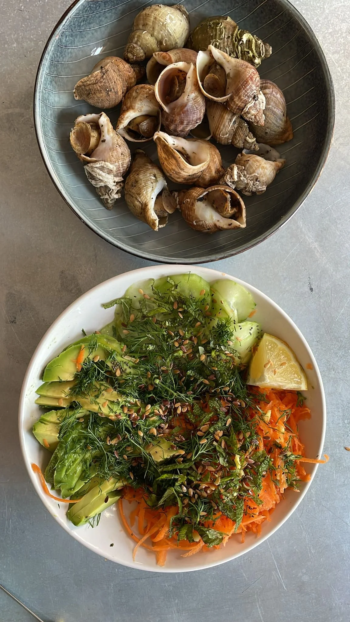 "Bon finalement j'ai fait juste citron + huile d'olive (super bonne huile) et du gingembre frais et plein d'herbes (aneth et menthe) Et du coup au menu : bulots + assiettes crudités : concombre carotte avocat 😋 bon appétit"