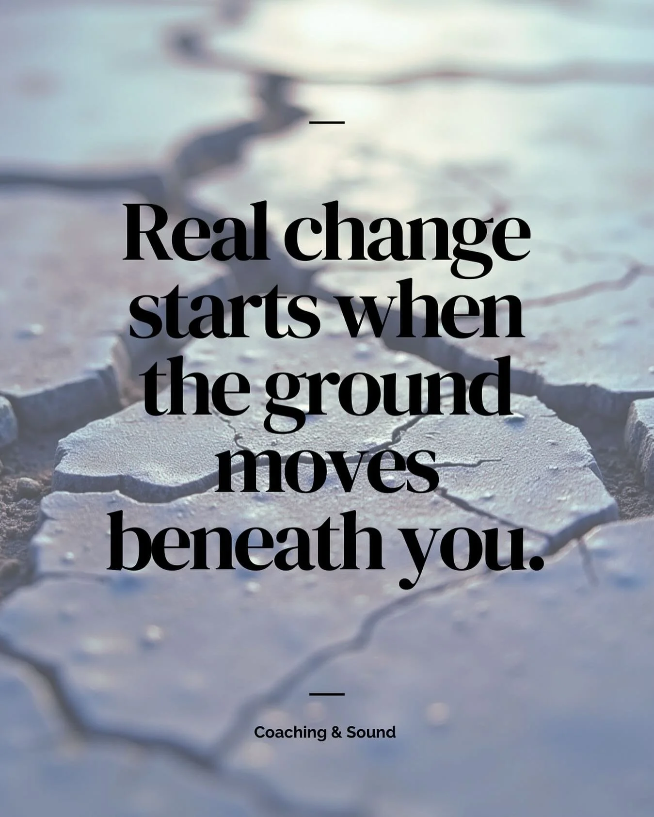 Viele sp&uuml;ren gerade, dass der Boden unter ihnen wackelt.
Vertrautes ver&auml;ndert sich, Systeme verschieben sich, Sicherheiten l&ouml;sen sich auf.

Doch genau hier beginnt echte Ver&auml;nderung.
Wenn das Alte nicht mehr tr&auml;gt, entsteht R