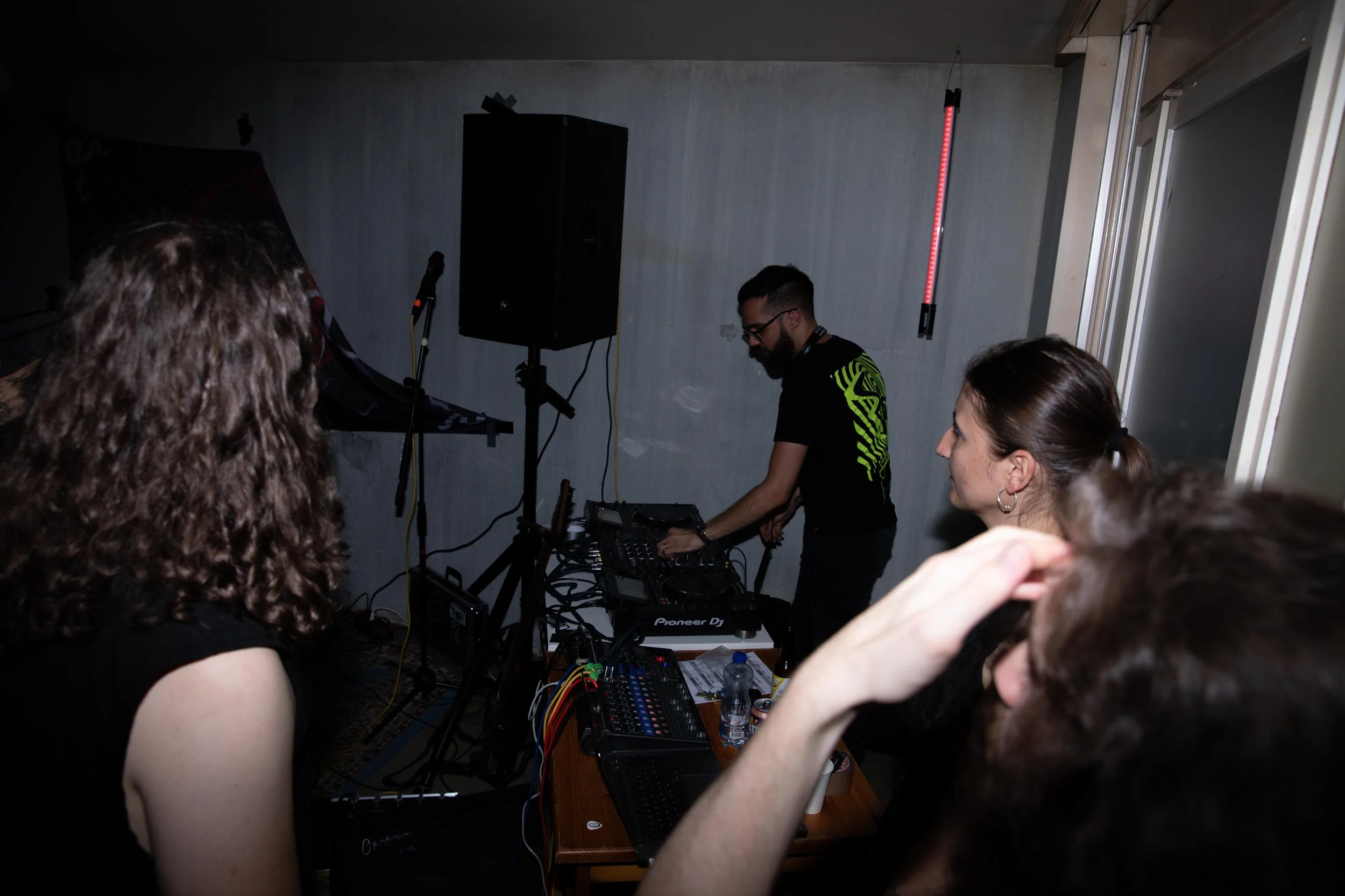 Talkback Heads techno 
60'

Photo credit: Jennifer Anger