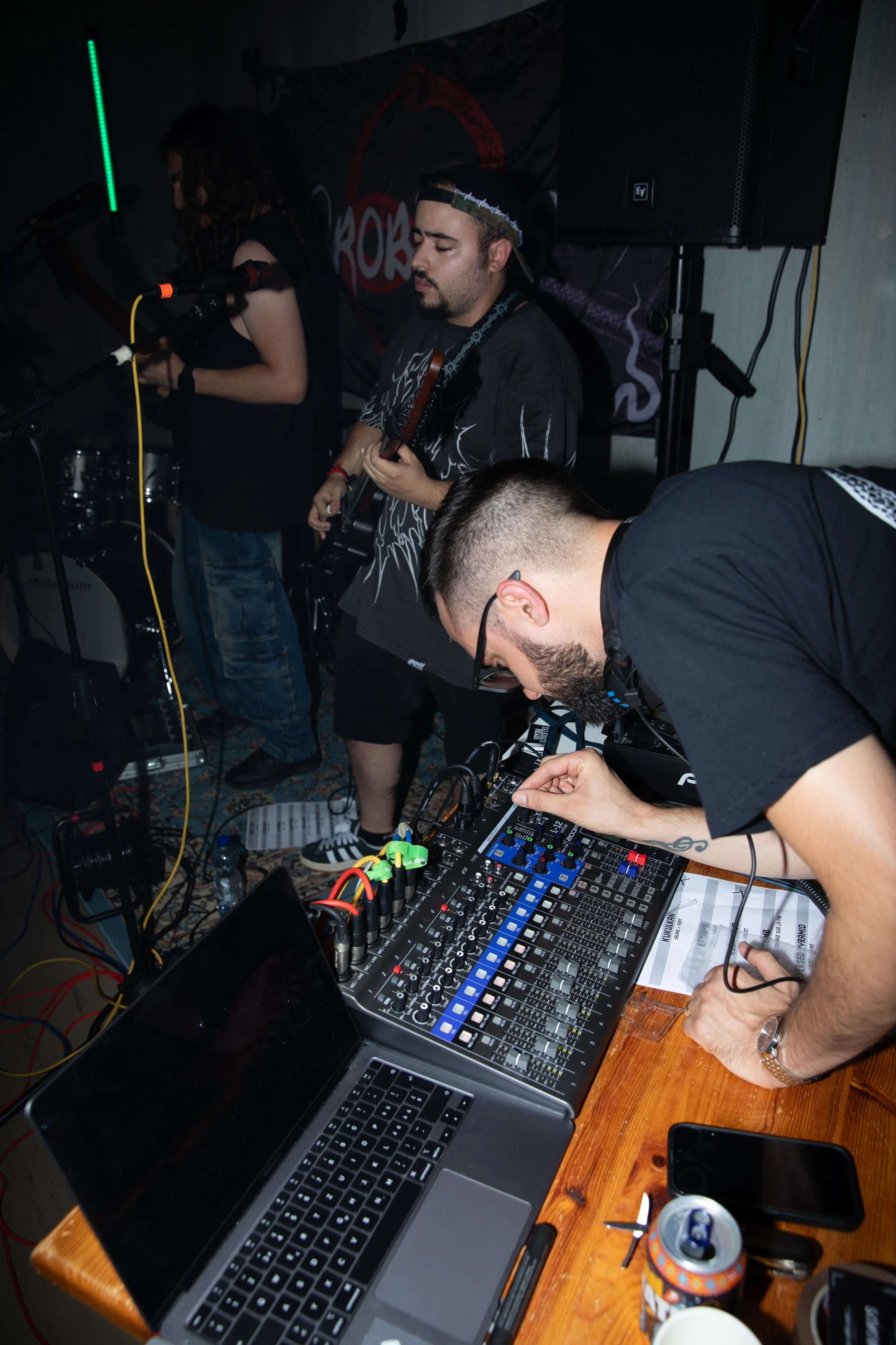 Talkback Heads techno 
60'

Photo credit: Jennifer Anger