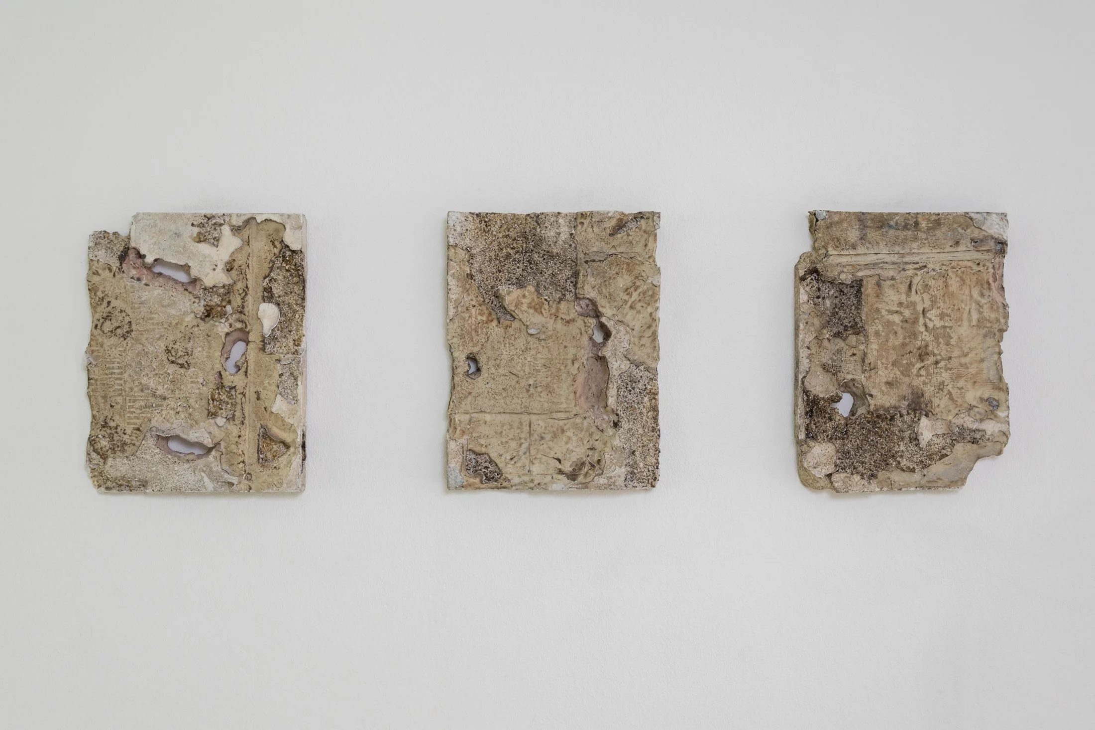 Ricardo Meli 
Leaving Traces I Left Traces, 2023 plaster, styrofoam, pigments, 
Series of 3 
50 x 38 x 5cm 

Untitled I A place for you, 
a place for me, 2025 
found objects, variable dimensions

Photo credit: Oliver Kümmerli