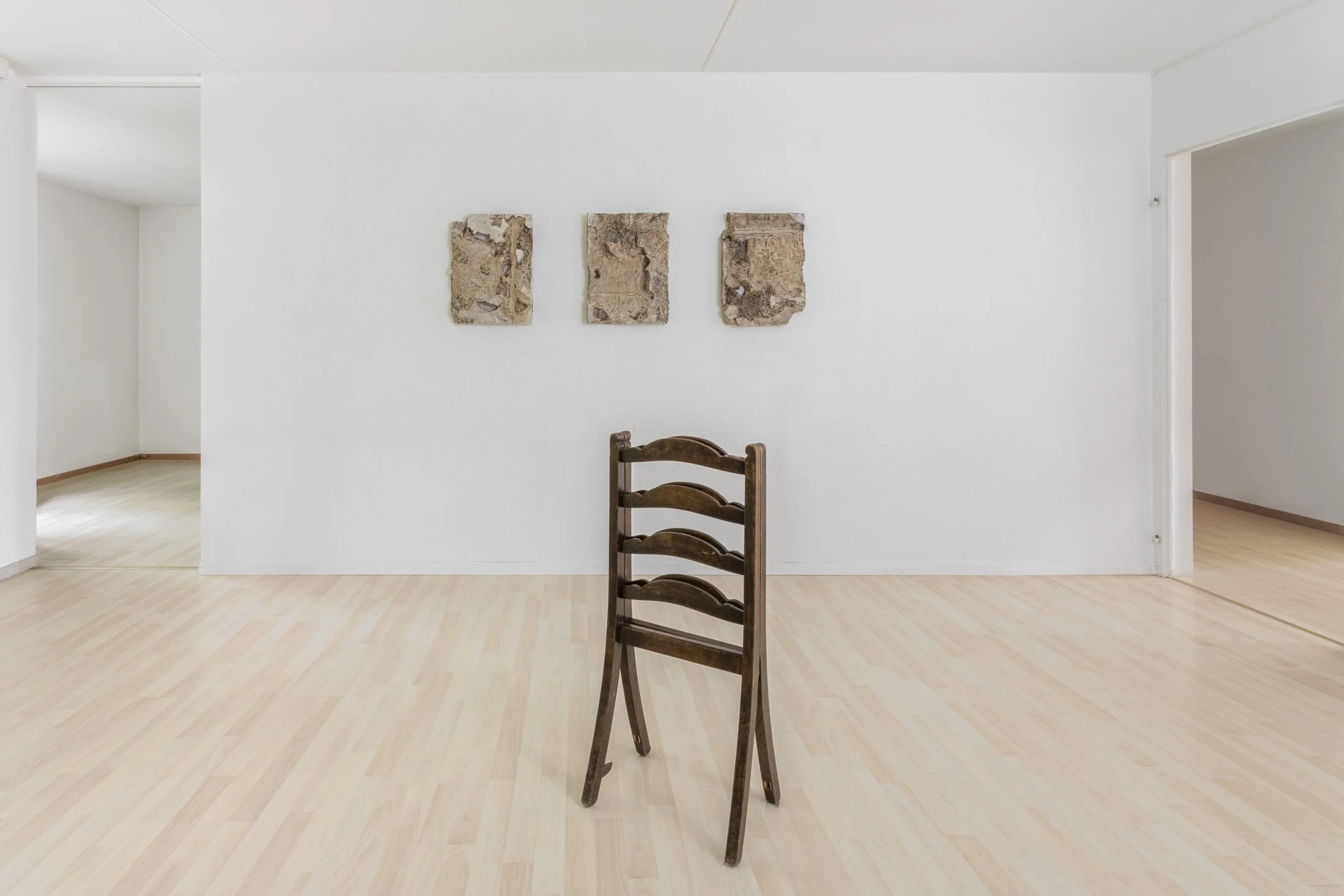 Ricardo Meli 
Leaving Traces I Left Traces, 2023 plaster, styrofoam, pigments, 
Series of 3 
50 x 38 x 5cm 

Untitled I A place for you, 
a place for me, 2025 
found objects, variable dimensions

Photo credit: Oliver Kümmerli