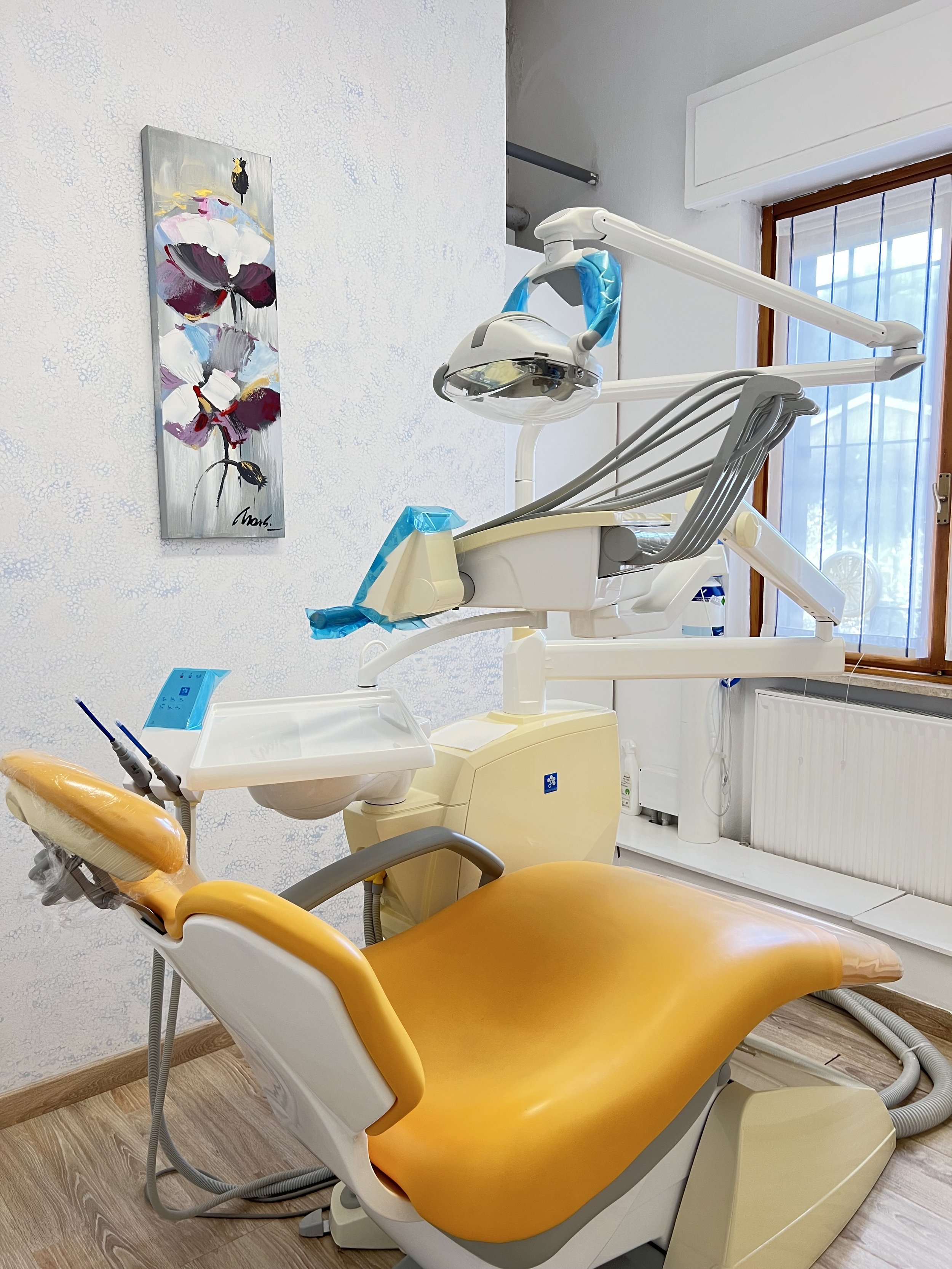 Sedia dentistica gialla in uno studio dentistico con attrezzature odontoiatriche