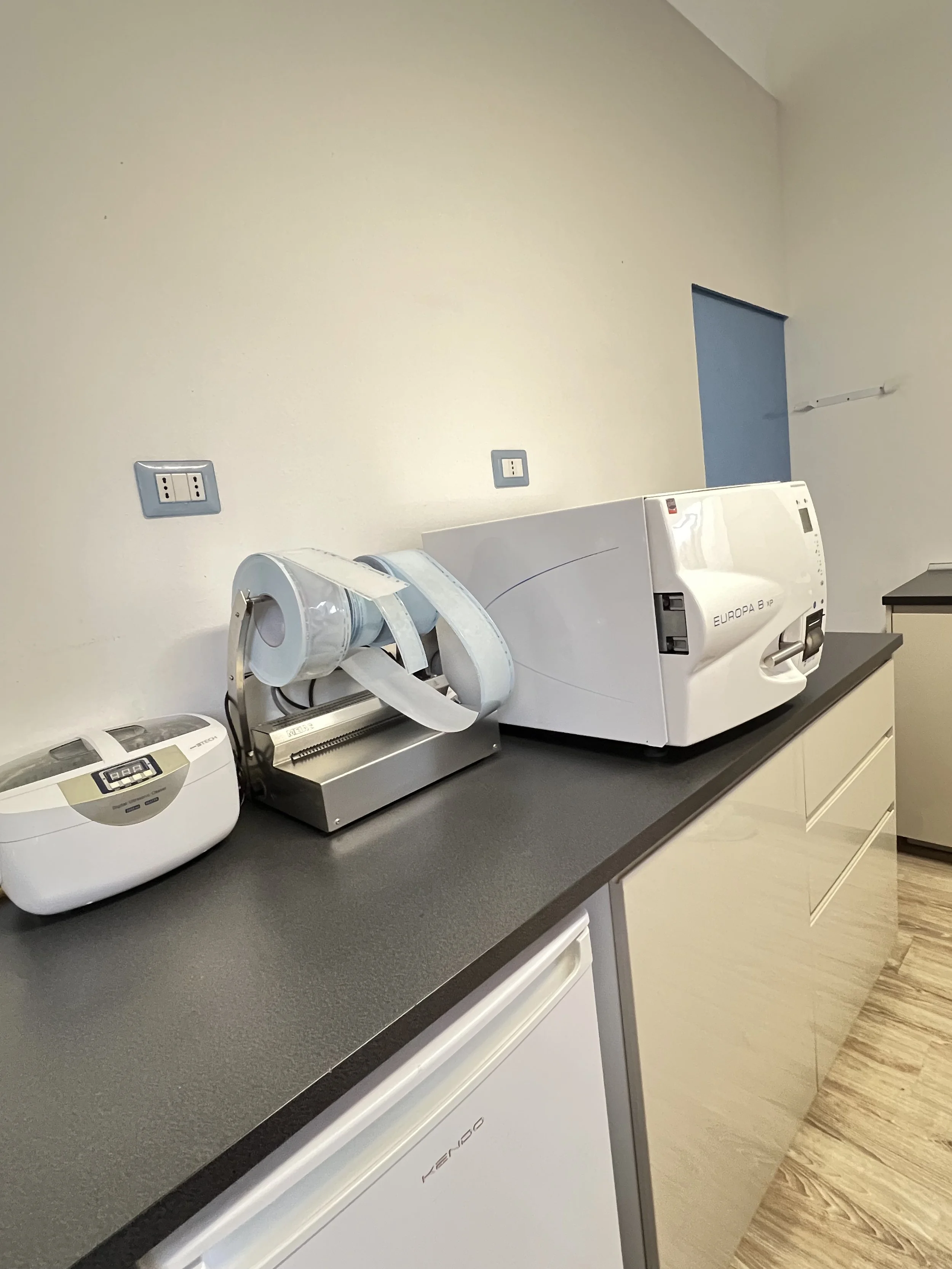 Laboratorio medico con apparecchiature come centrifuga, serbatoi e macchinari per analisi biological.