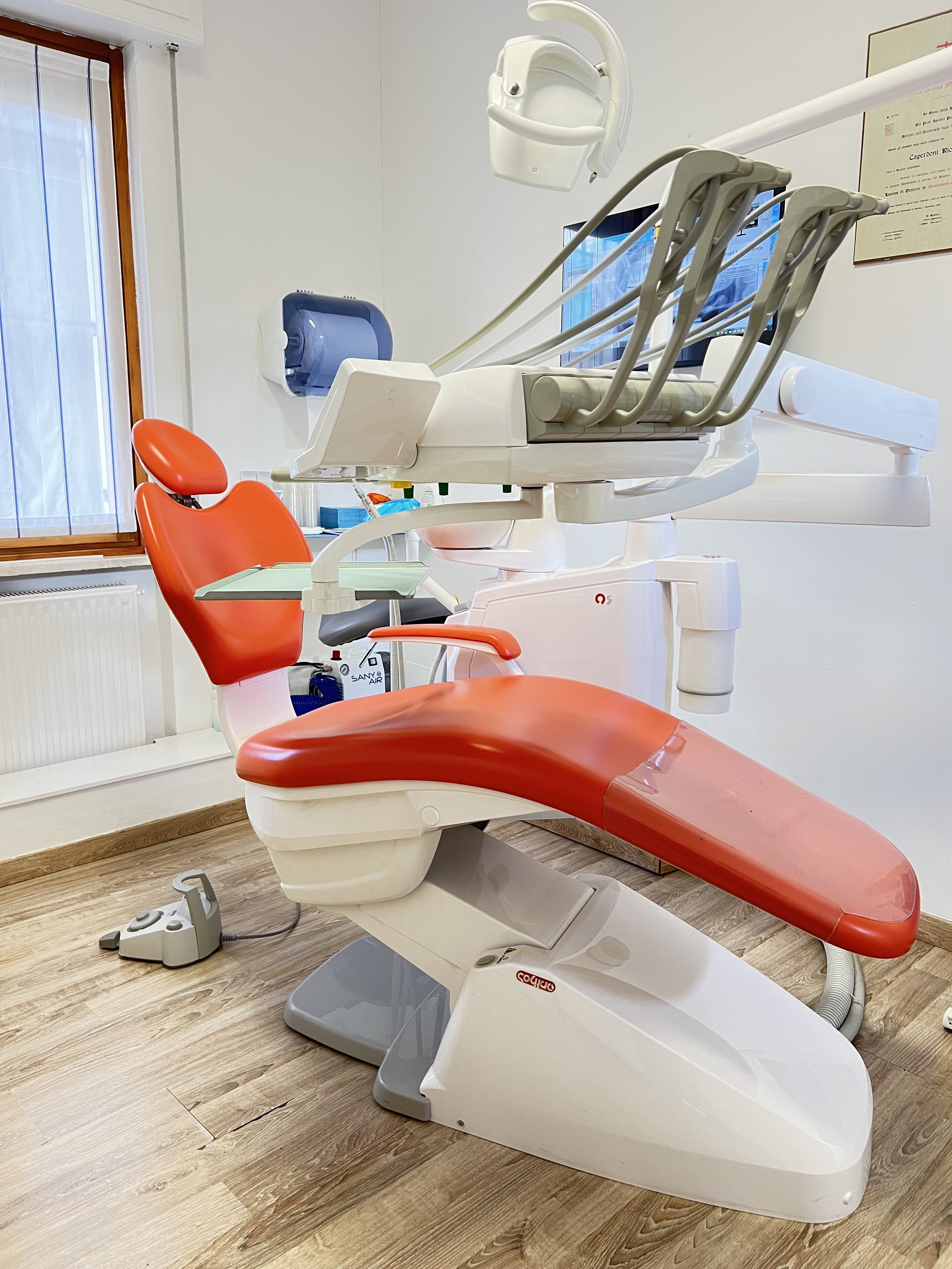 Poltrona odontoiatrica rossa in uno studio dentistico.